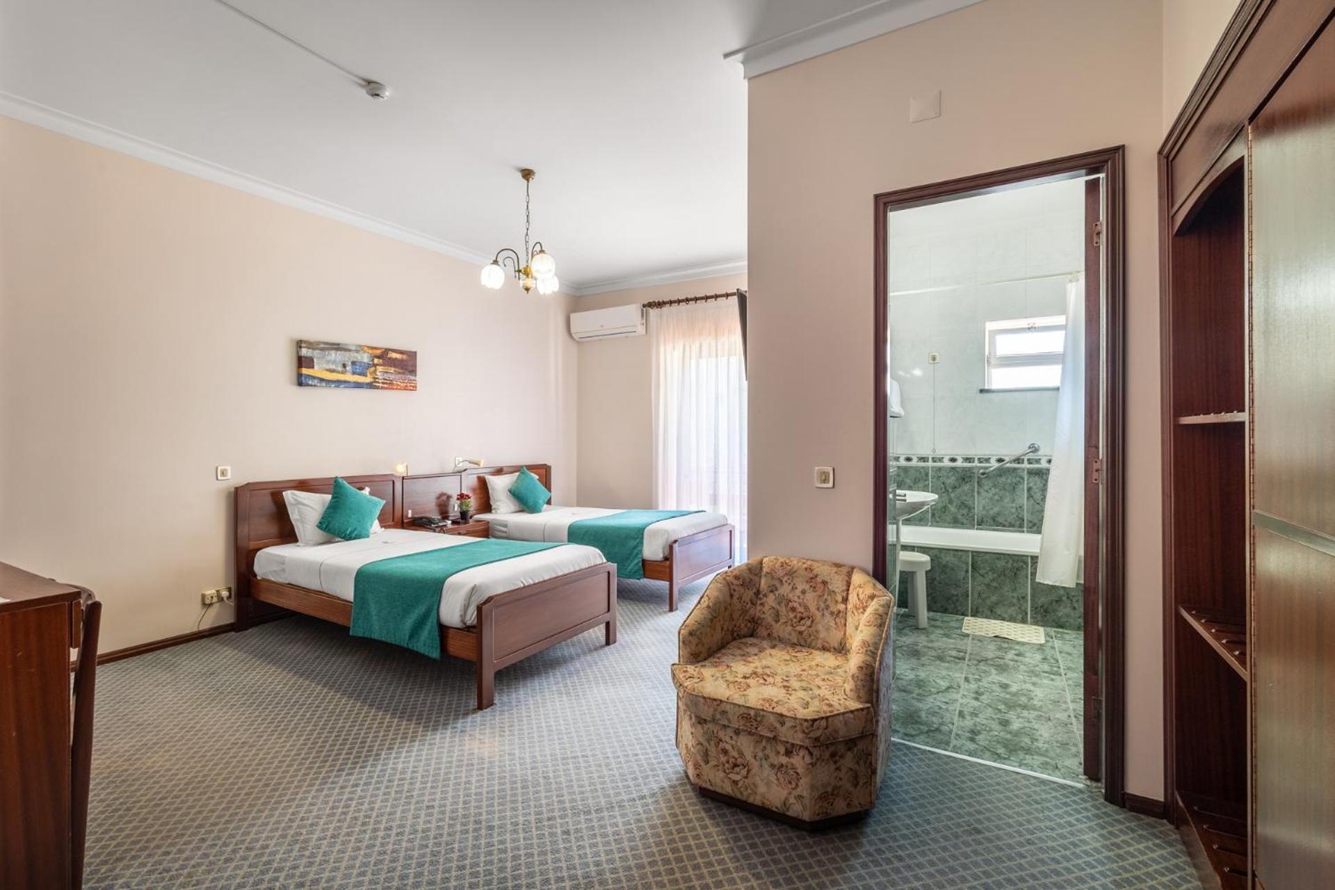 Standard Twin Room - Photo 8