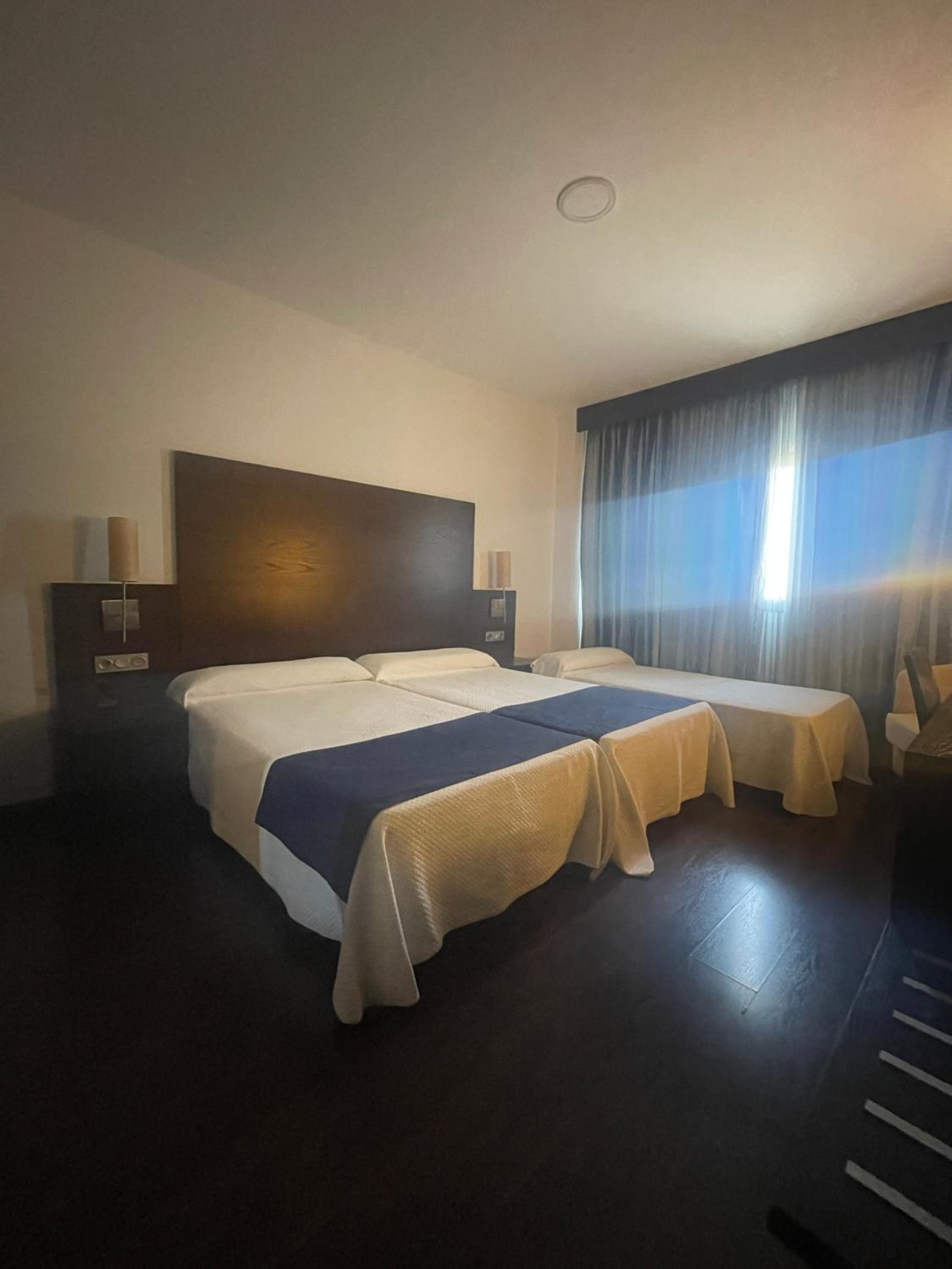 Twin Room with Extra Bed photo 3