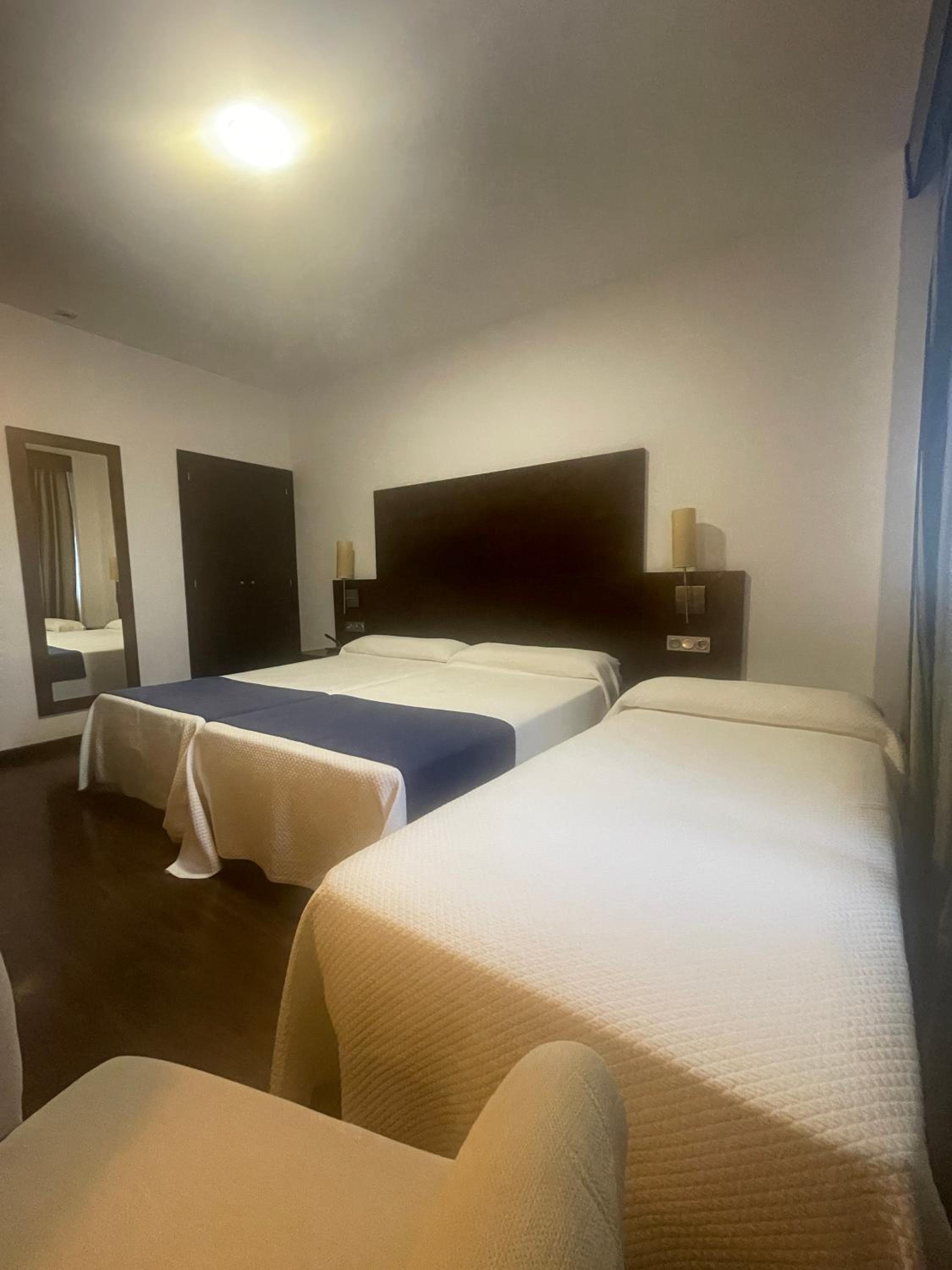 Twin Room with Extra Bed photo 2