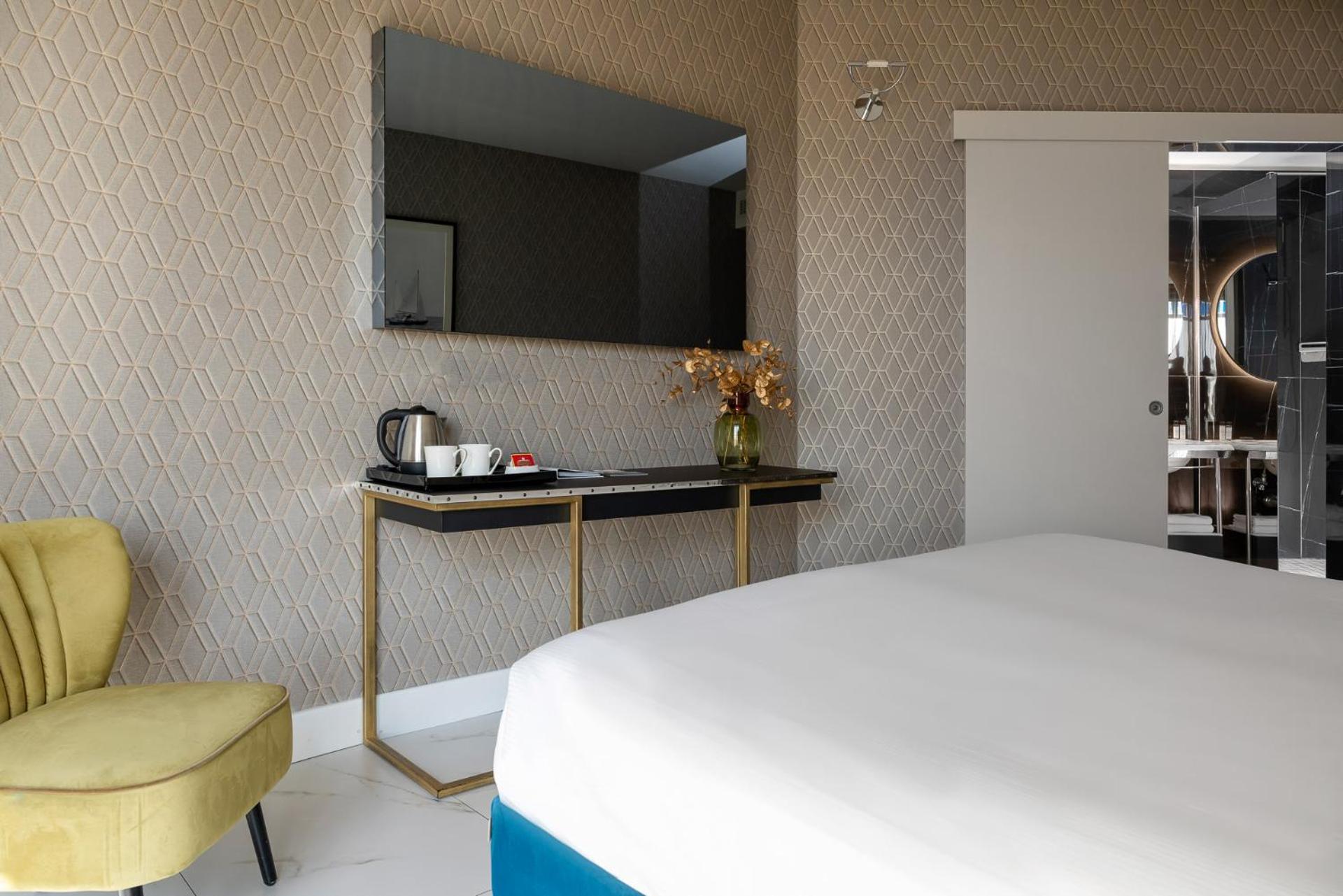 Double or Twin Room with City View and Spa Access - Photo 14