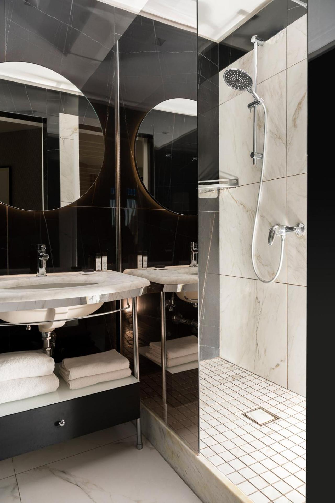 Double or Twin Room with City View and Spa Access - Photo 11