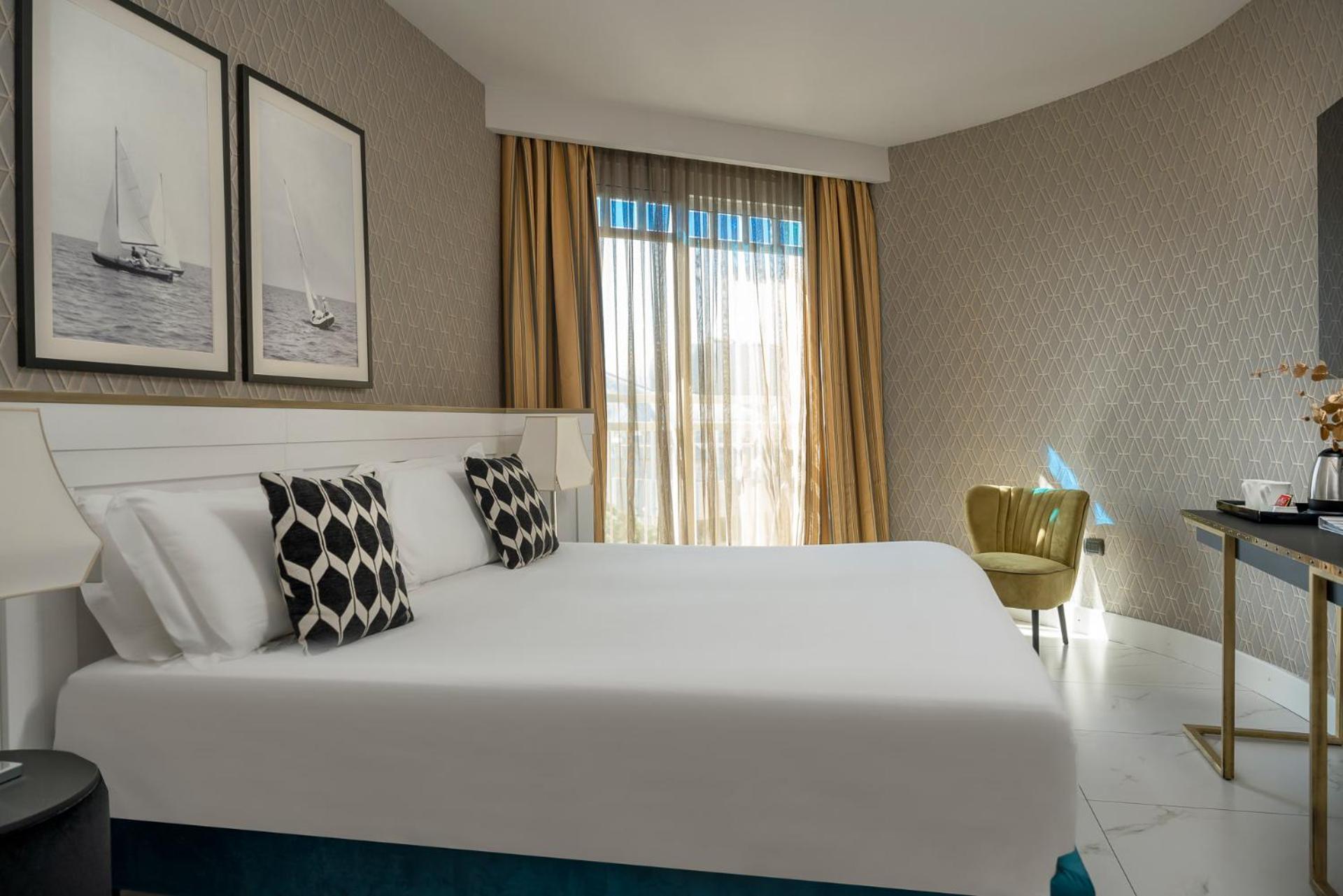 Double or Twin Room with City View and Spa Access - Photo 10
