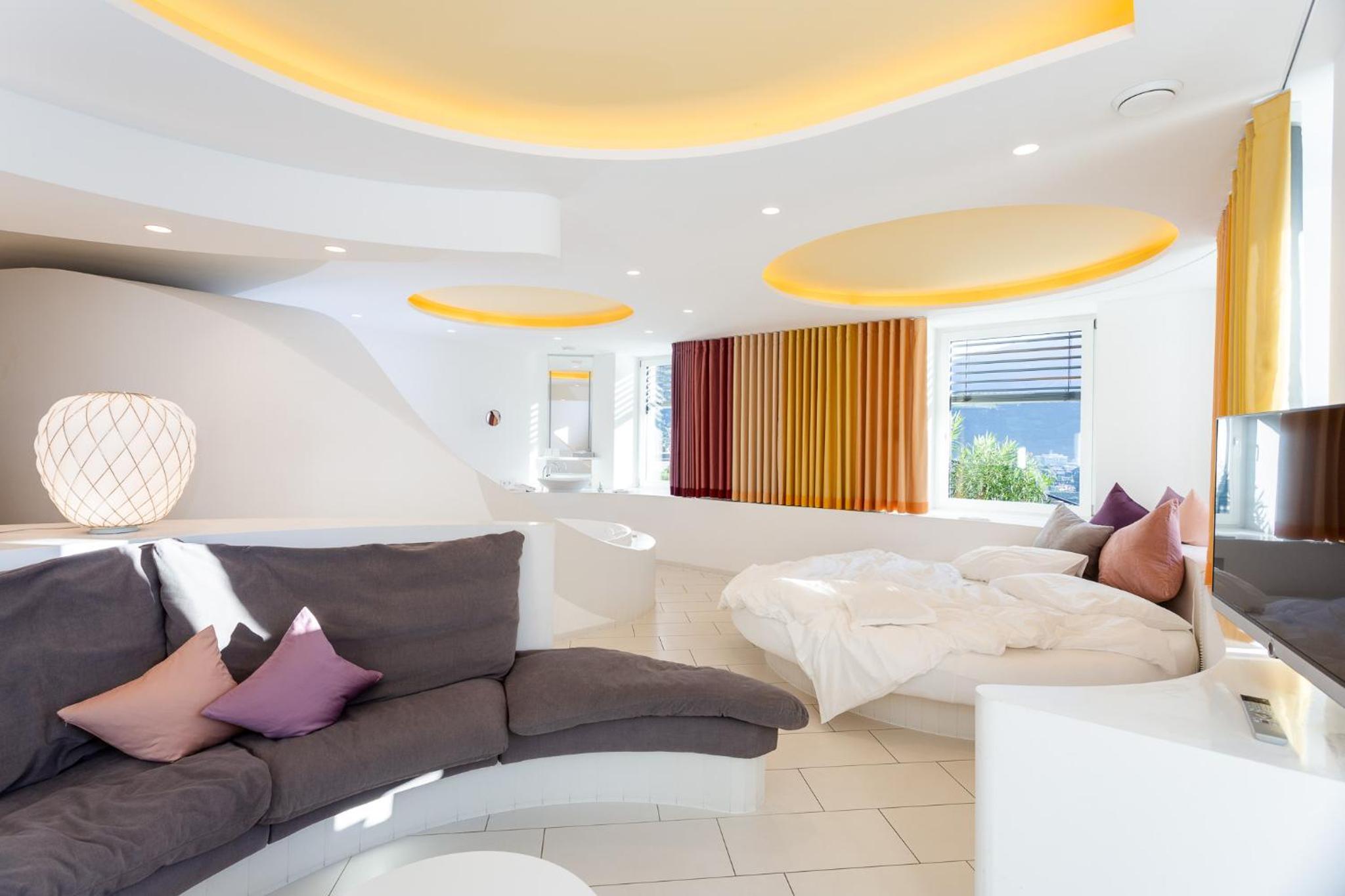 King Suite with Spa Bath - Photo 1