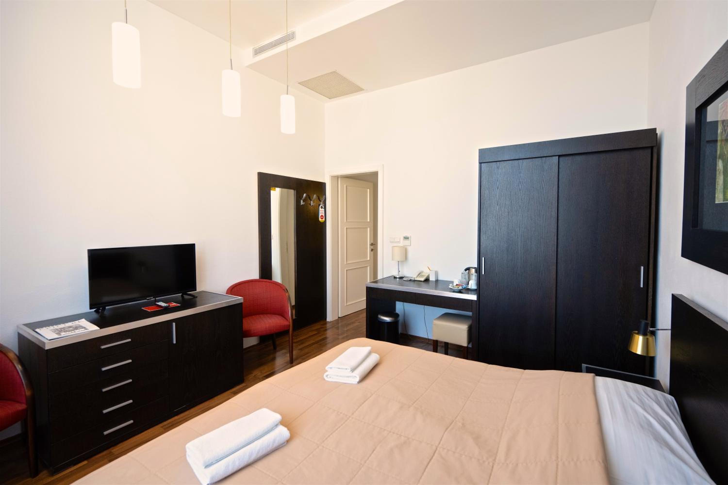 Standard Double/Twin Room - Photo 6