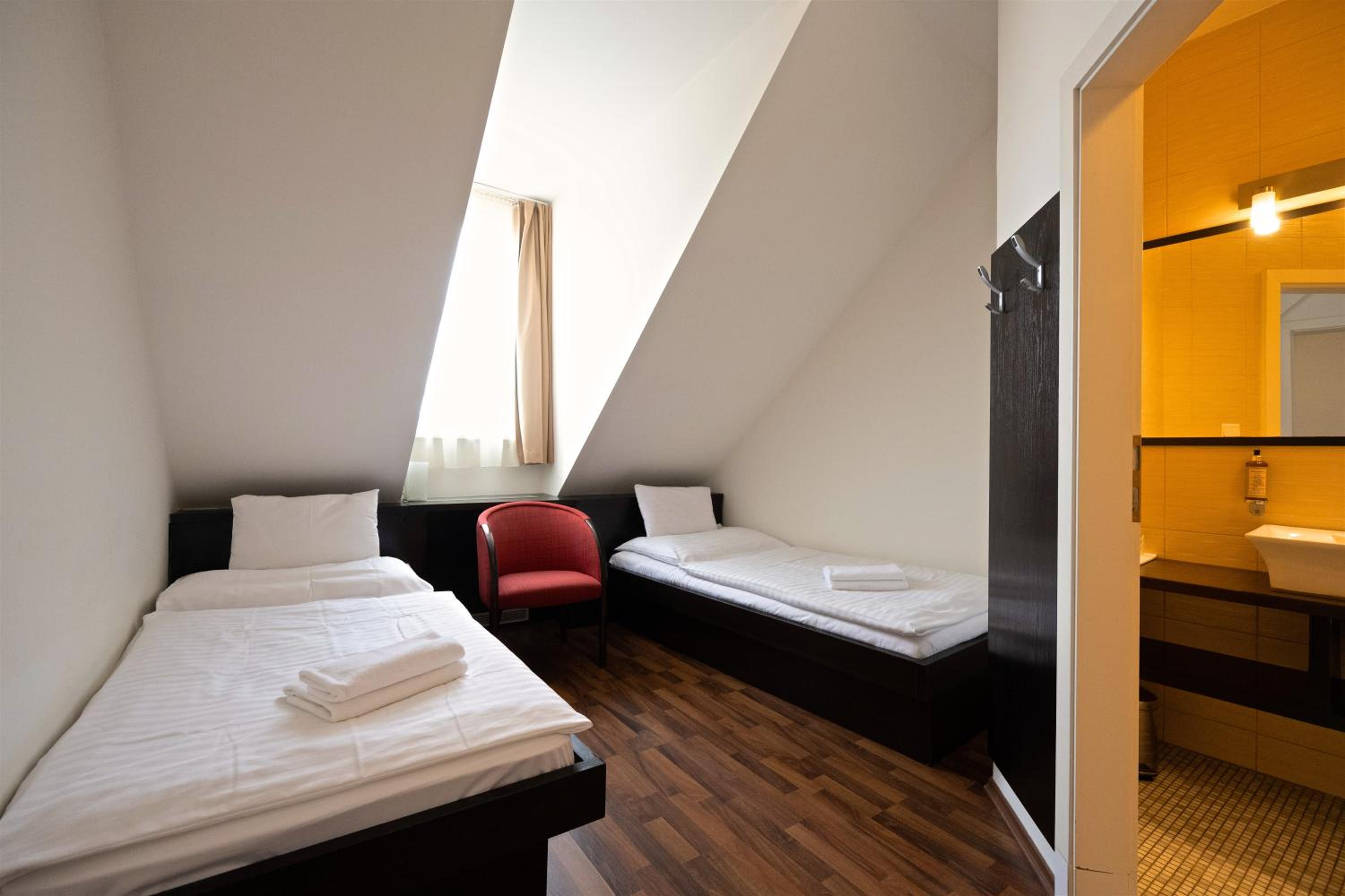 Standard Double/Twin Room - Photo 3