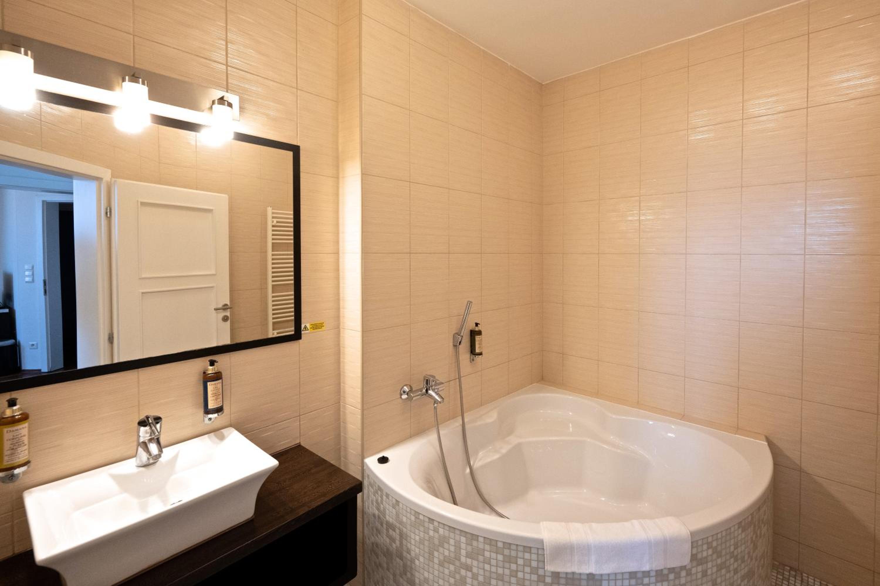 Business Double Room - Photo 5