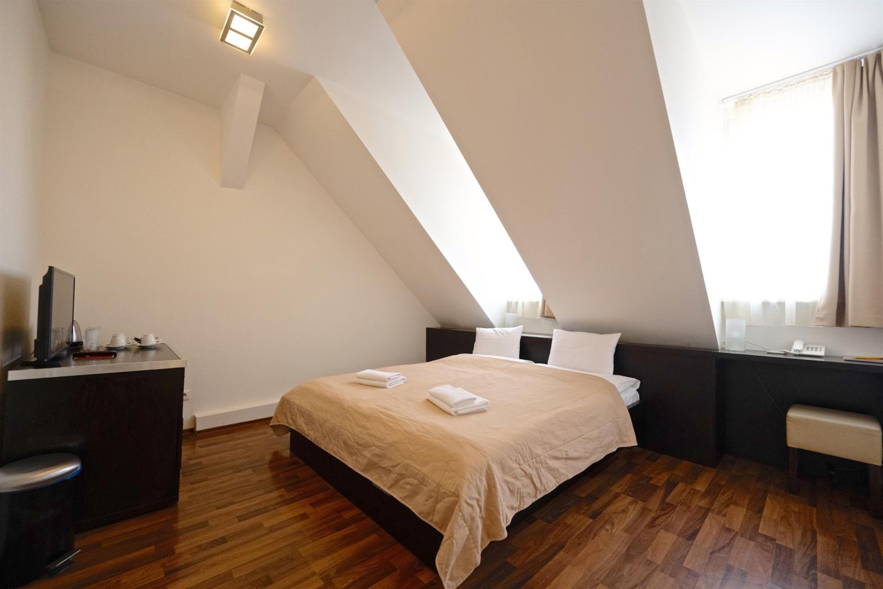 Standard Double/Twin Room - Photo 9