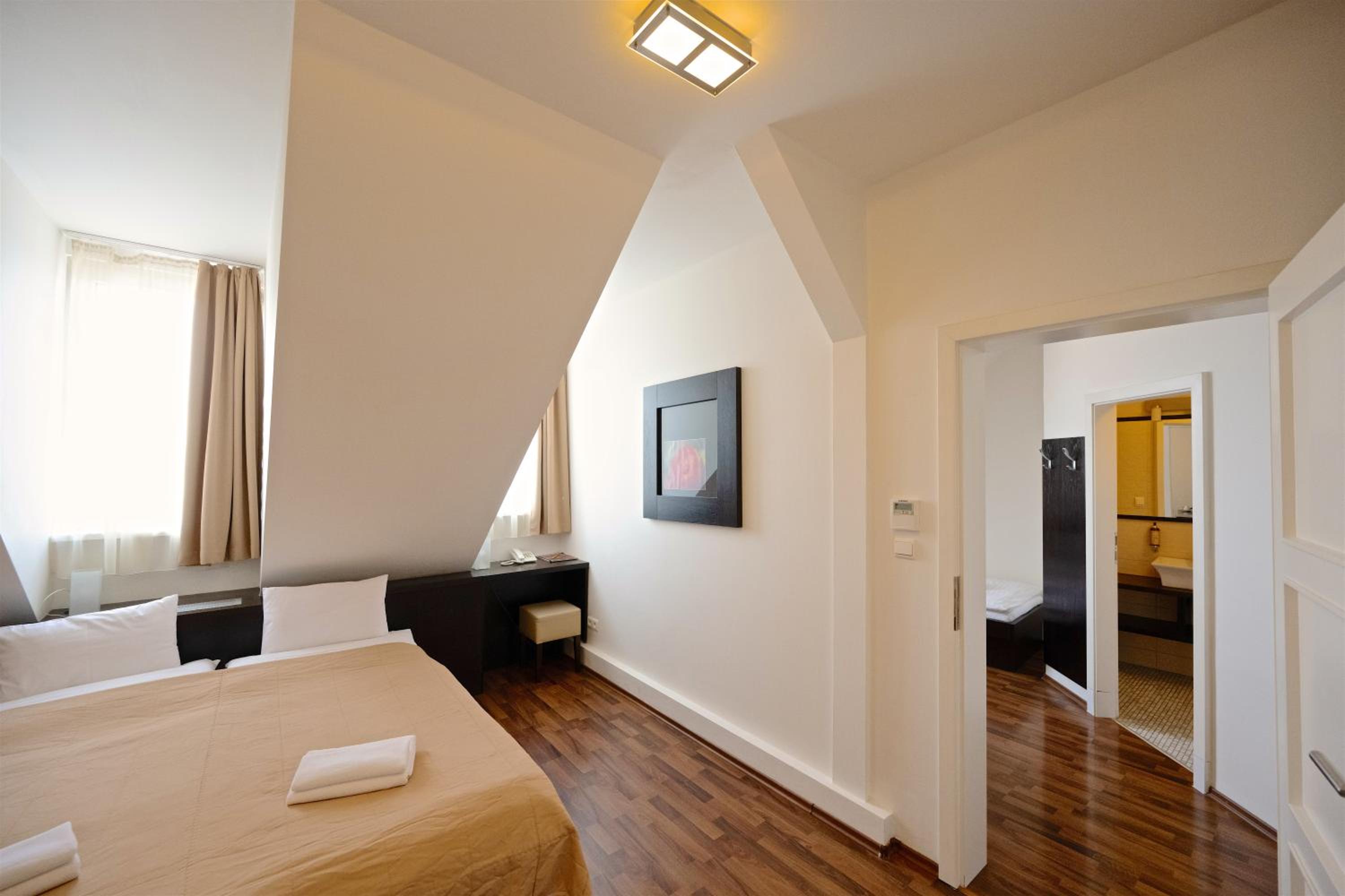 Standard Double/Twin Room - Photo 10