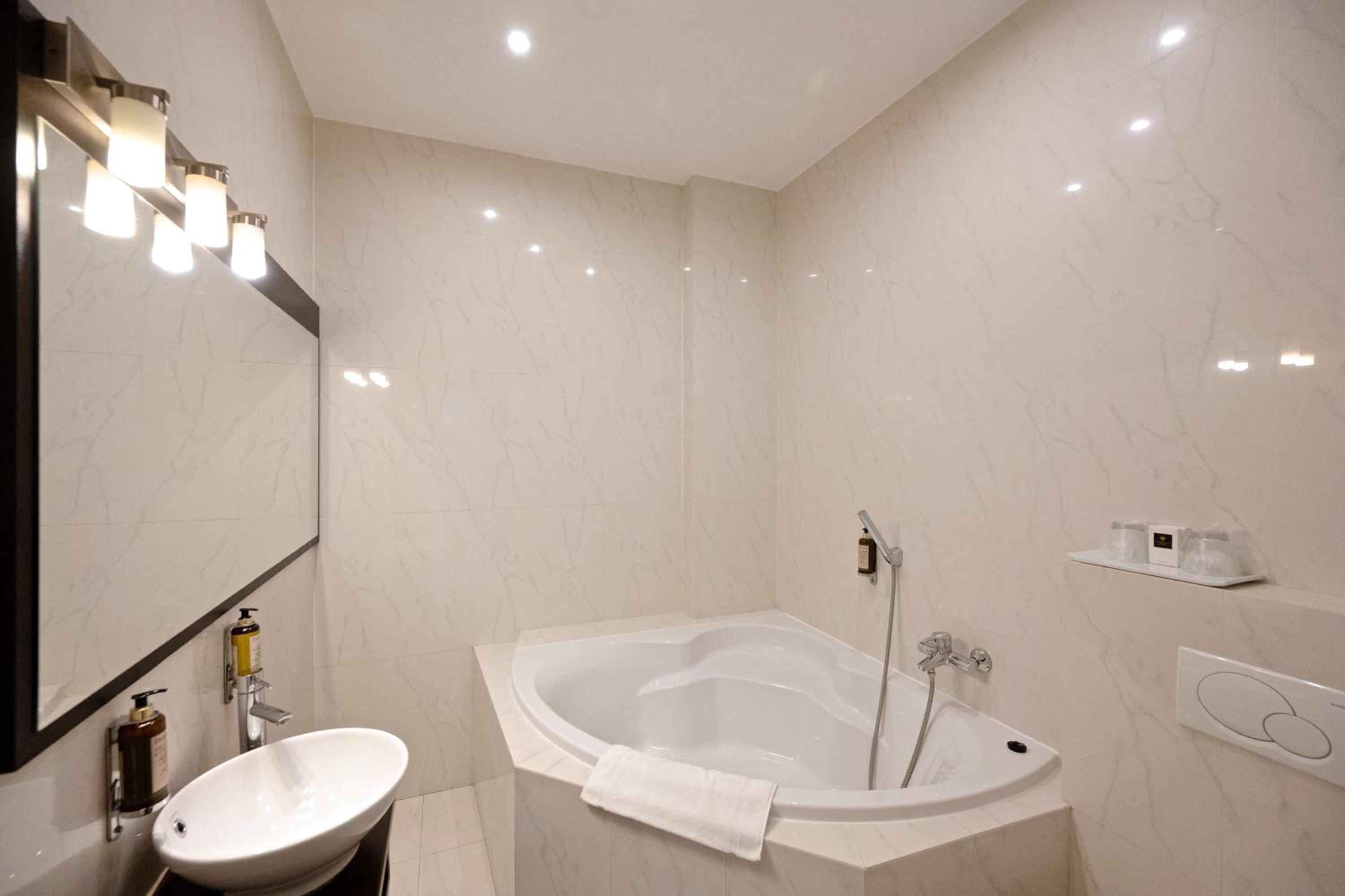 Business Double Room - Photo 6