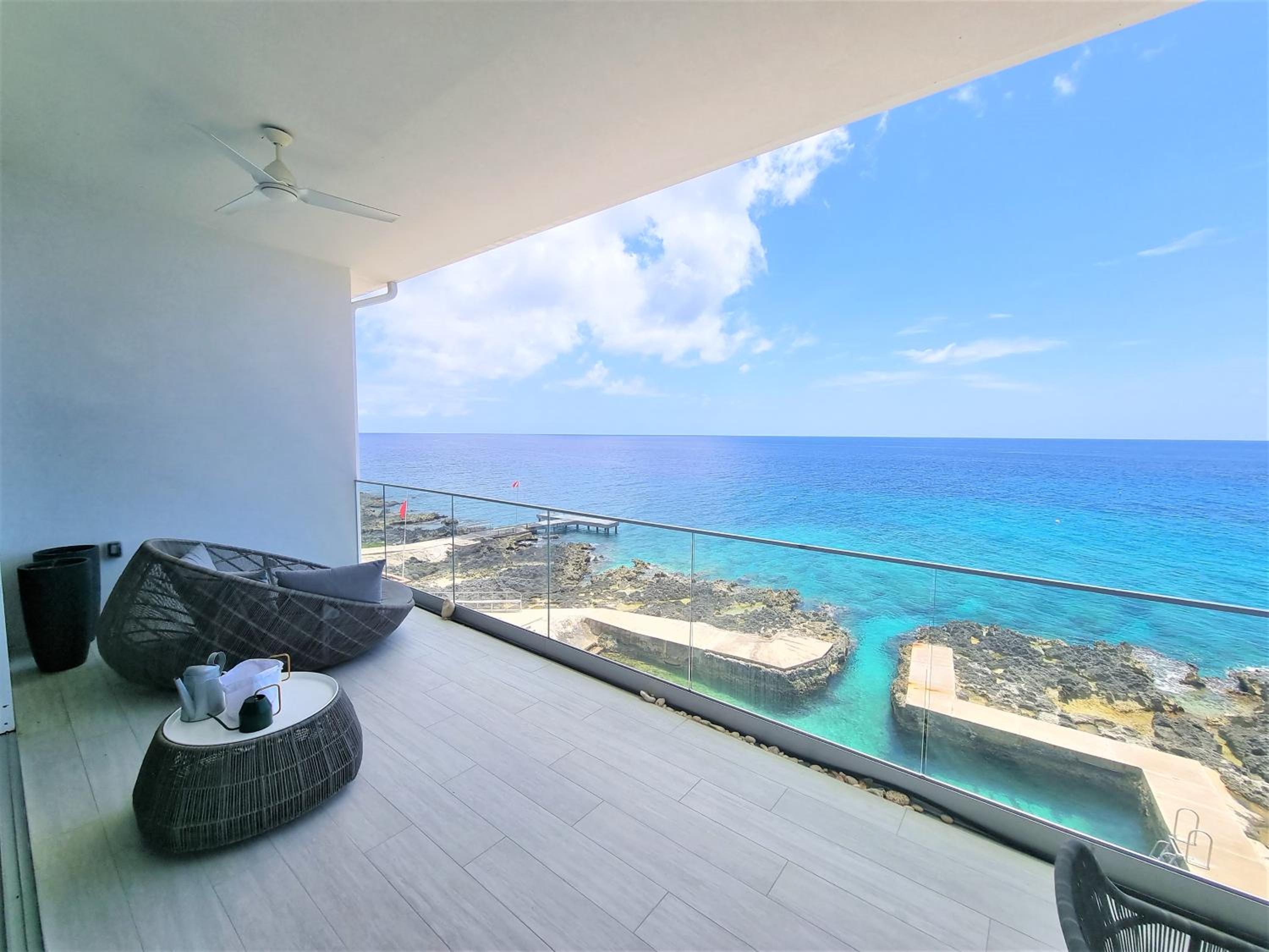 Apartment with Balcony photo 2