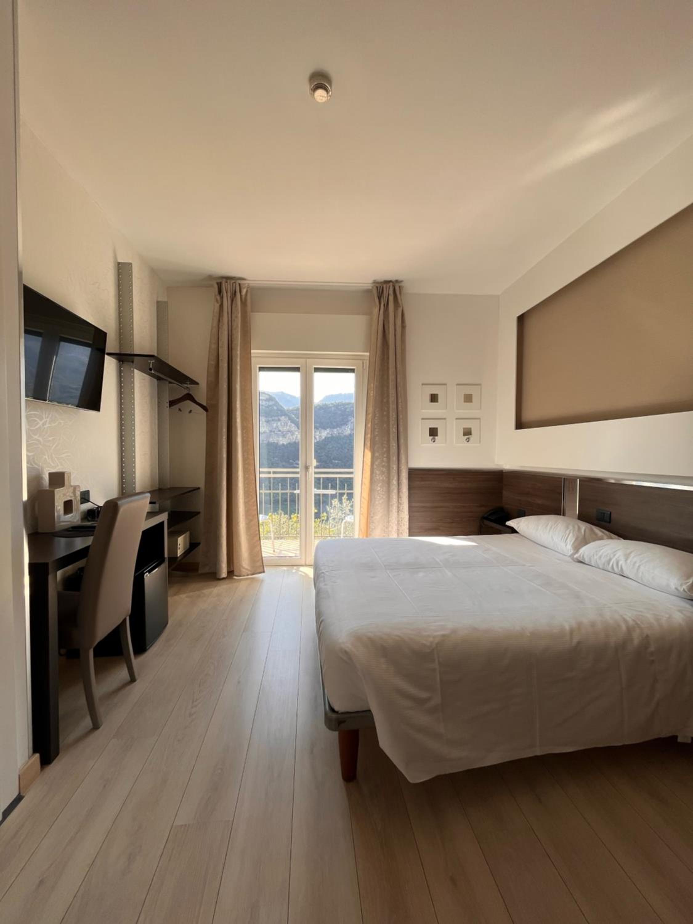Double Room with Lake View - Photo 1