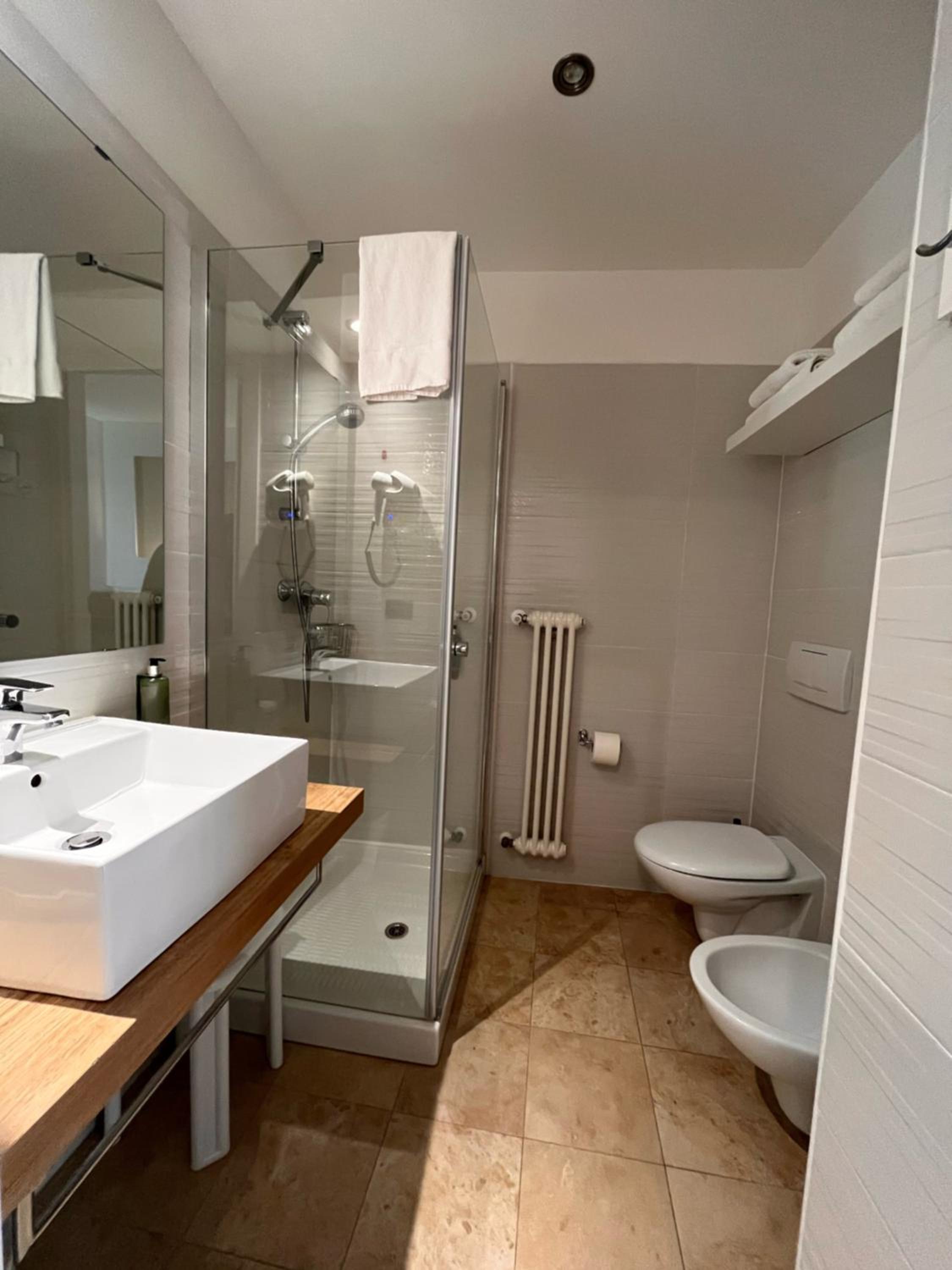 Double Room with Lake View - Photo 4