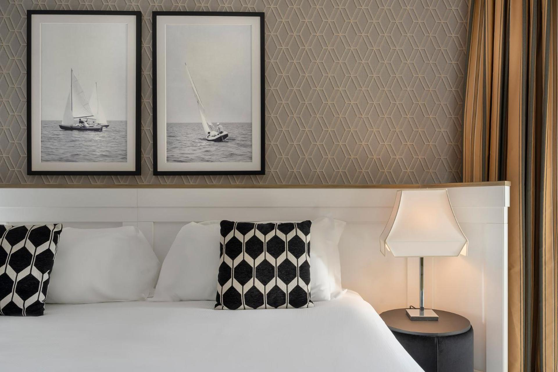 Double or Twin Room with City View and Spa Access - Photo 9