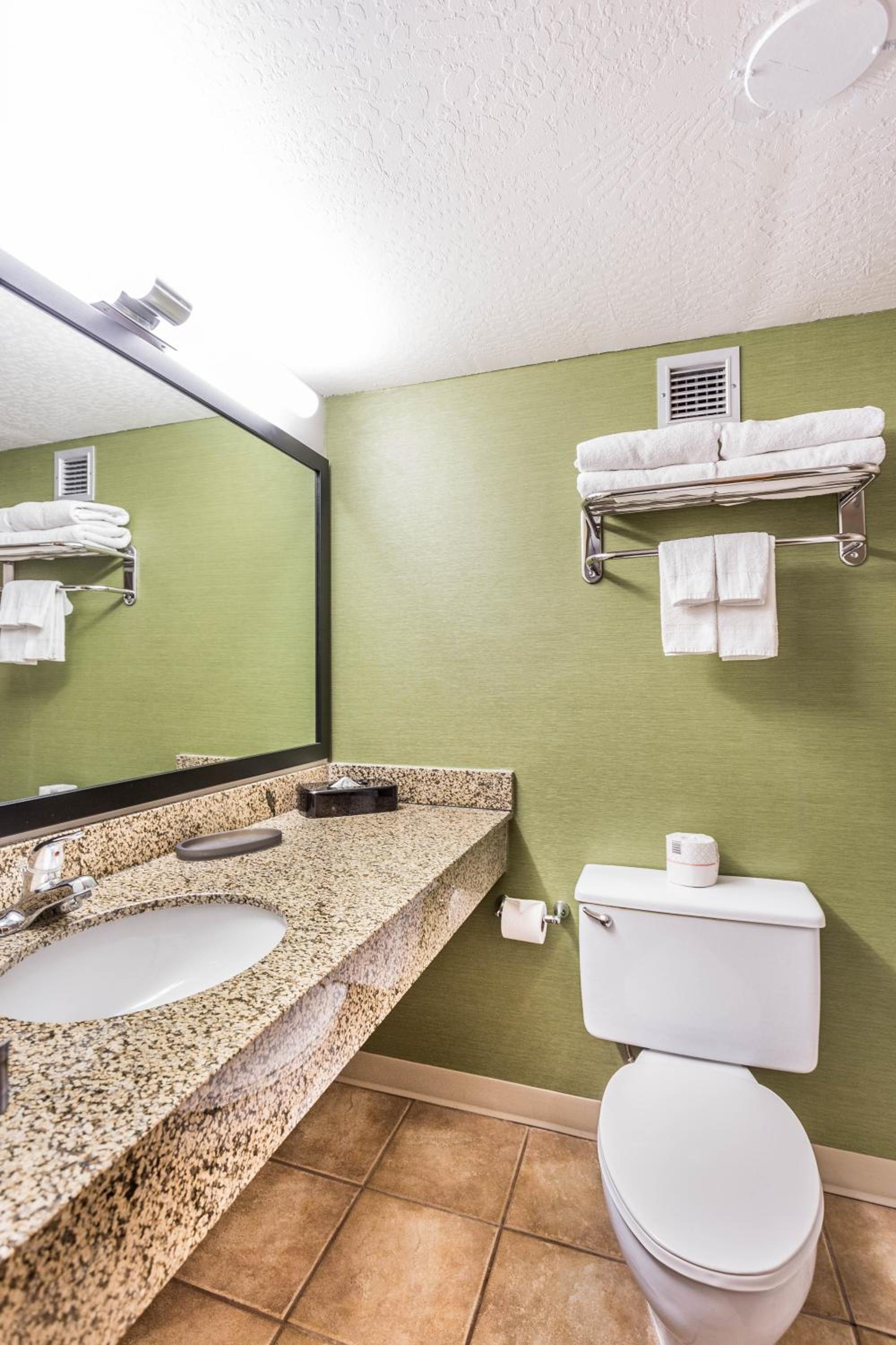 Queen Room with Two Queen Beds - Disability Access - Photo 4