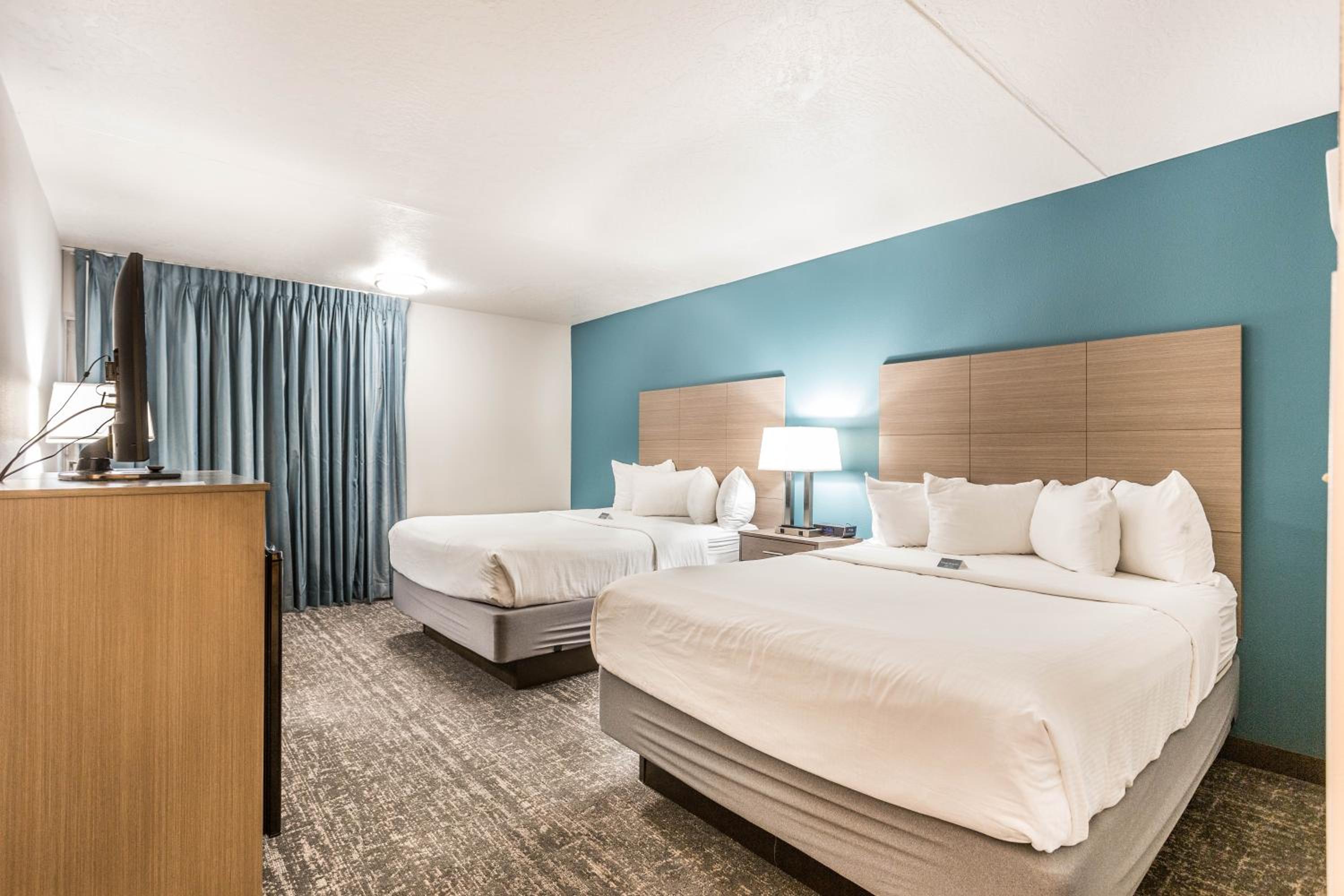 Queen Room with Two Queen Beds - Disability Access - Photo 1