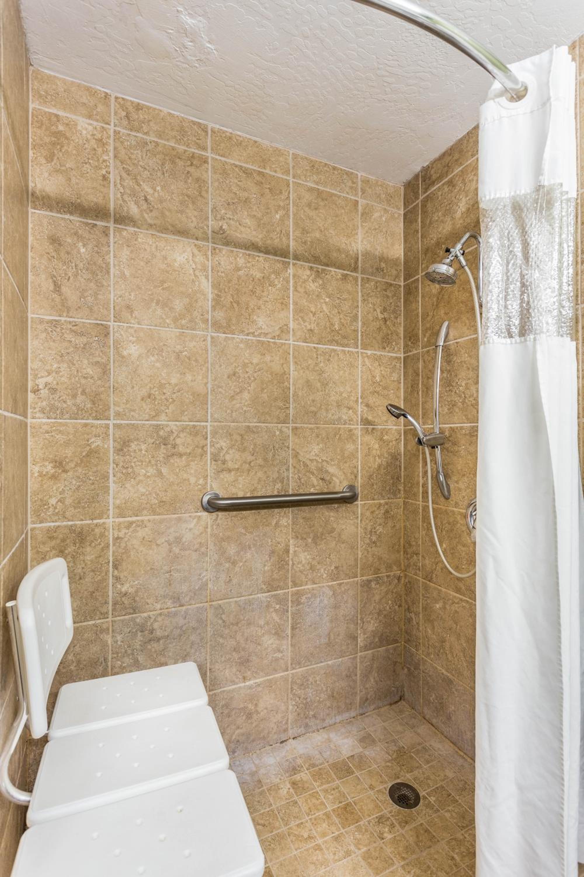 Queen Room with Two Queen Beds - Disability Access - Photo 2
