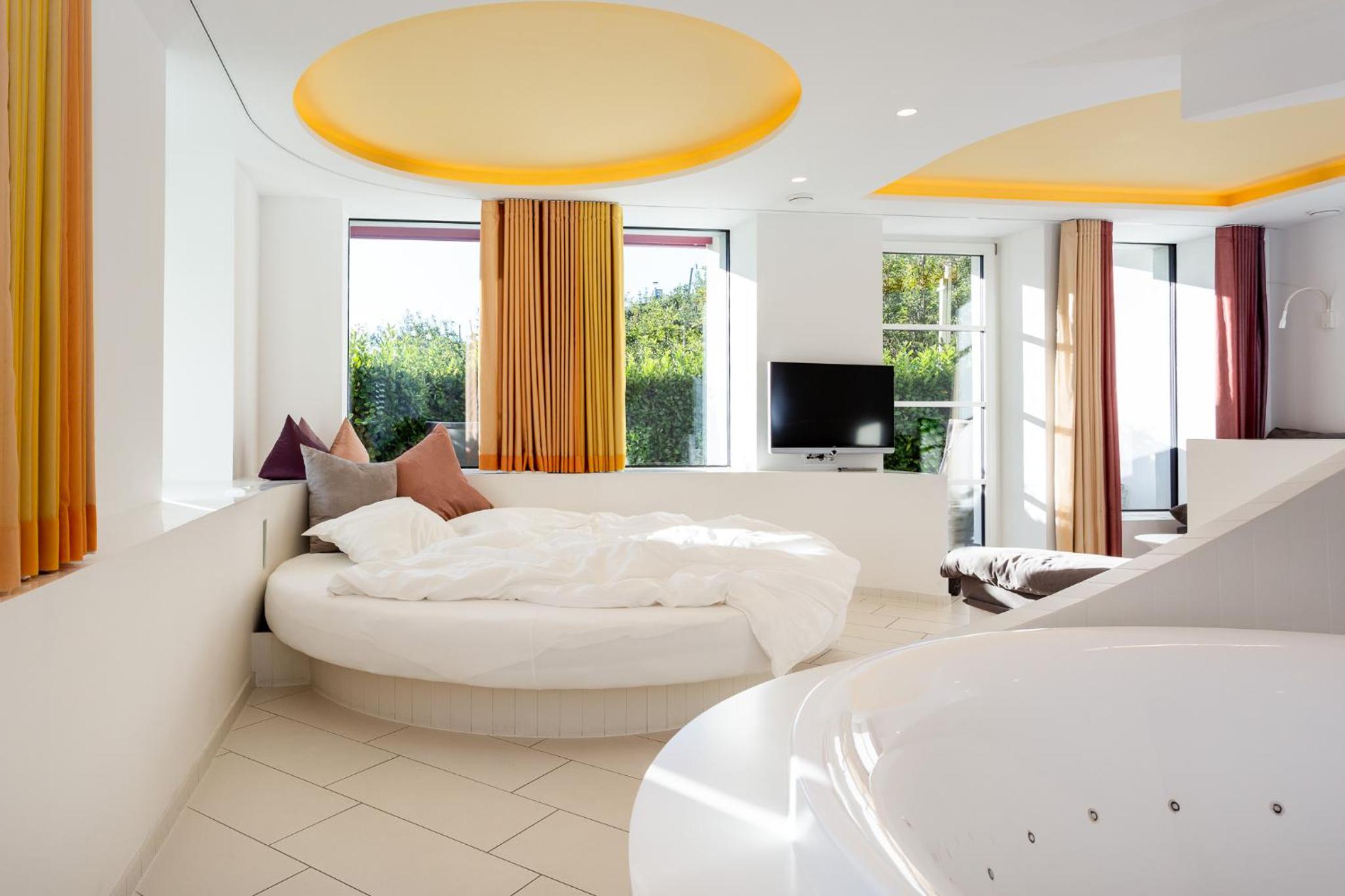 King Suite with Spa Bath - Photo 2