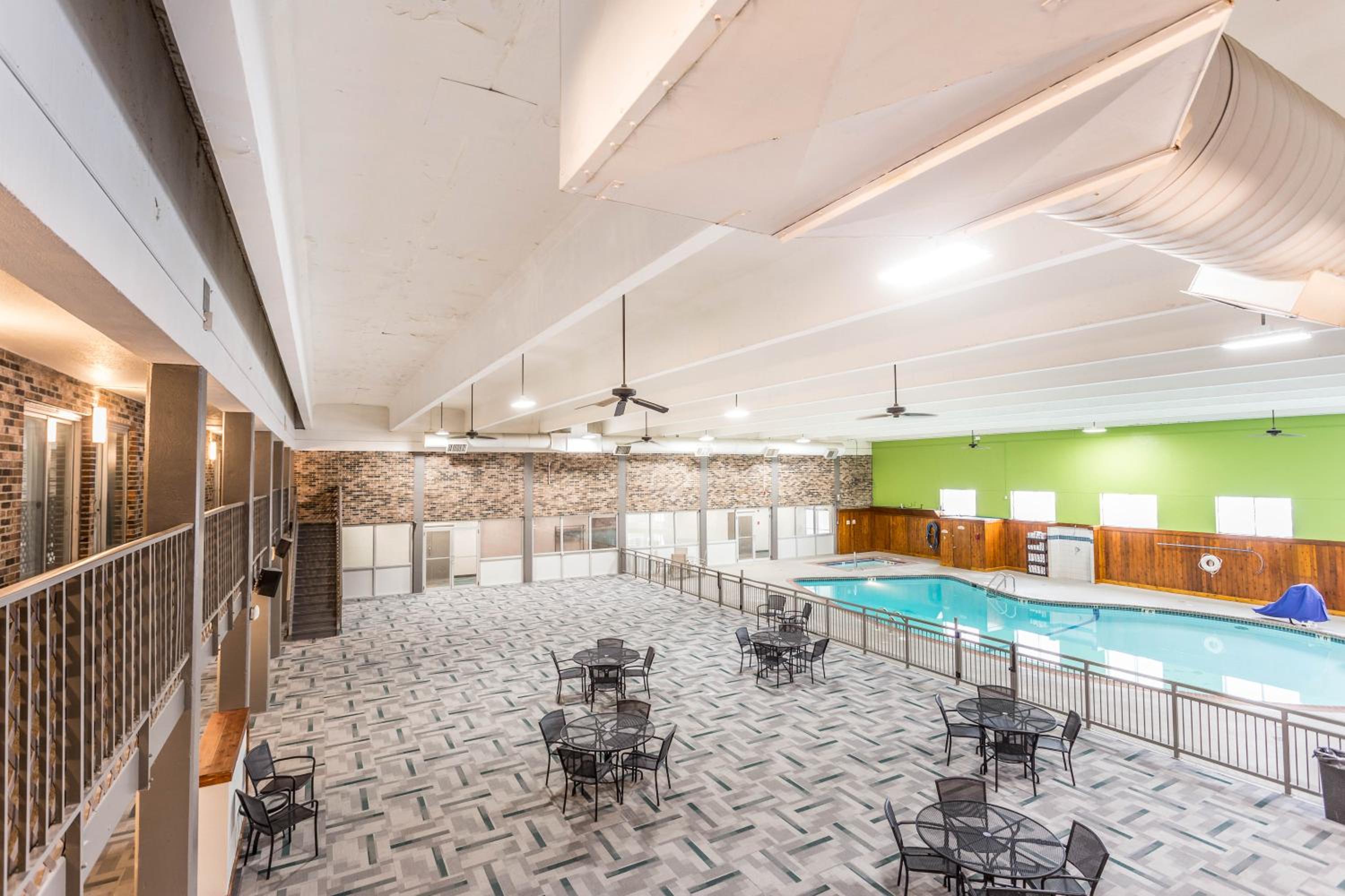 Queen Room with Two Queen Beds - Pool Side - Photo 2
