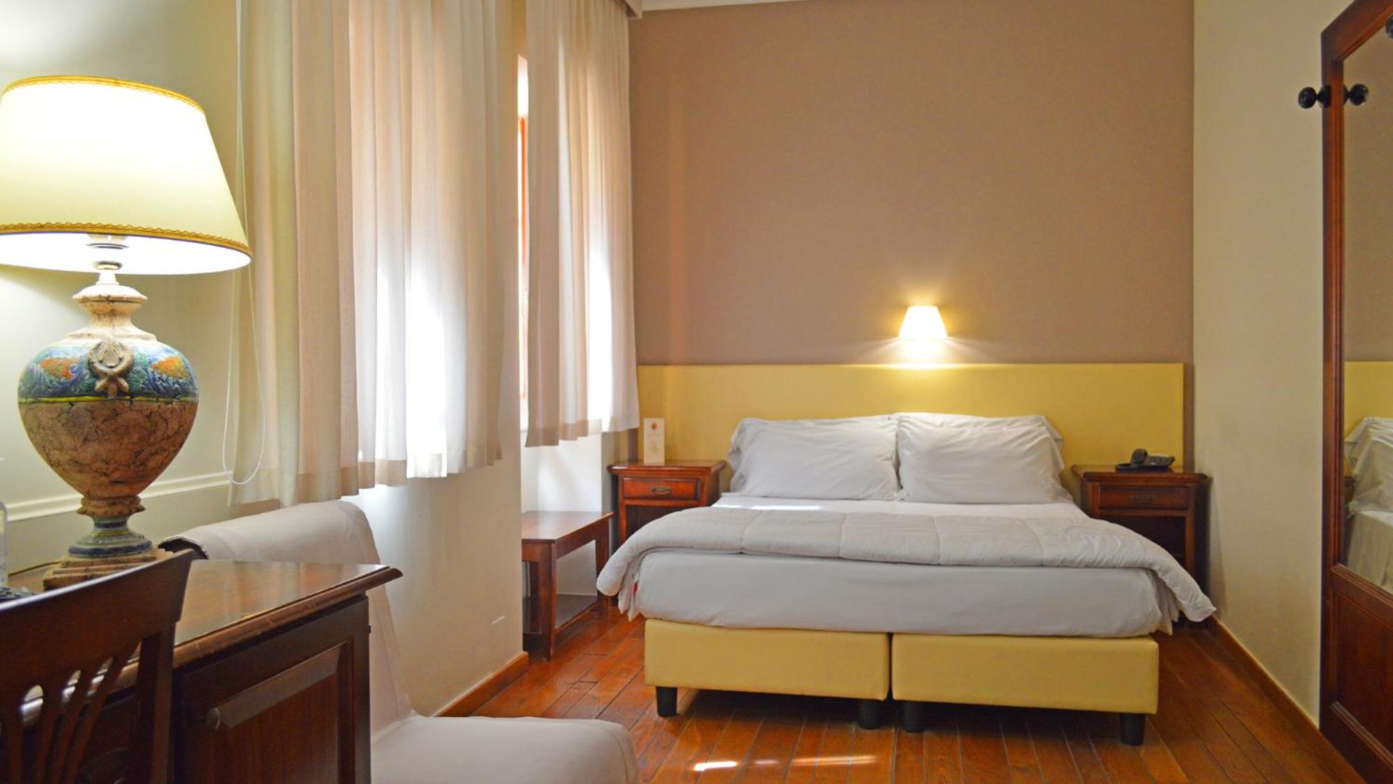 Standard Double or Twin Room - Photo 5