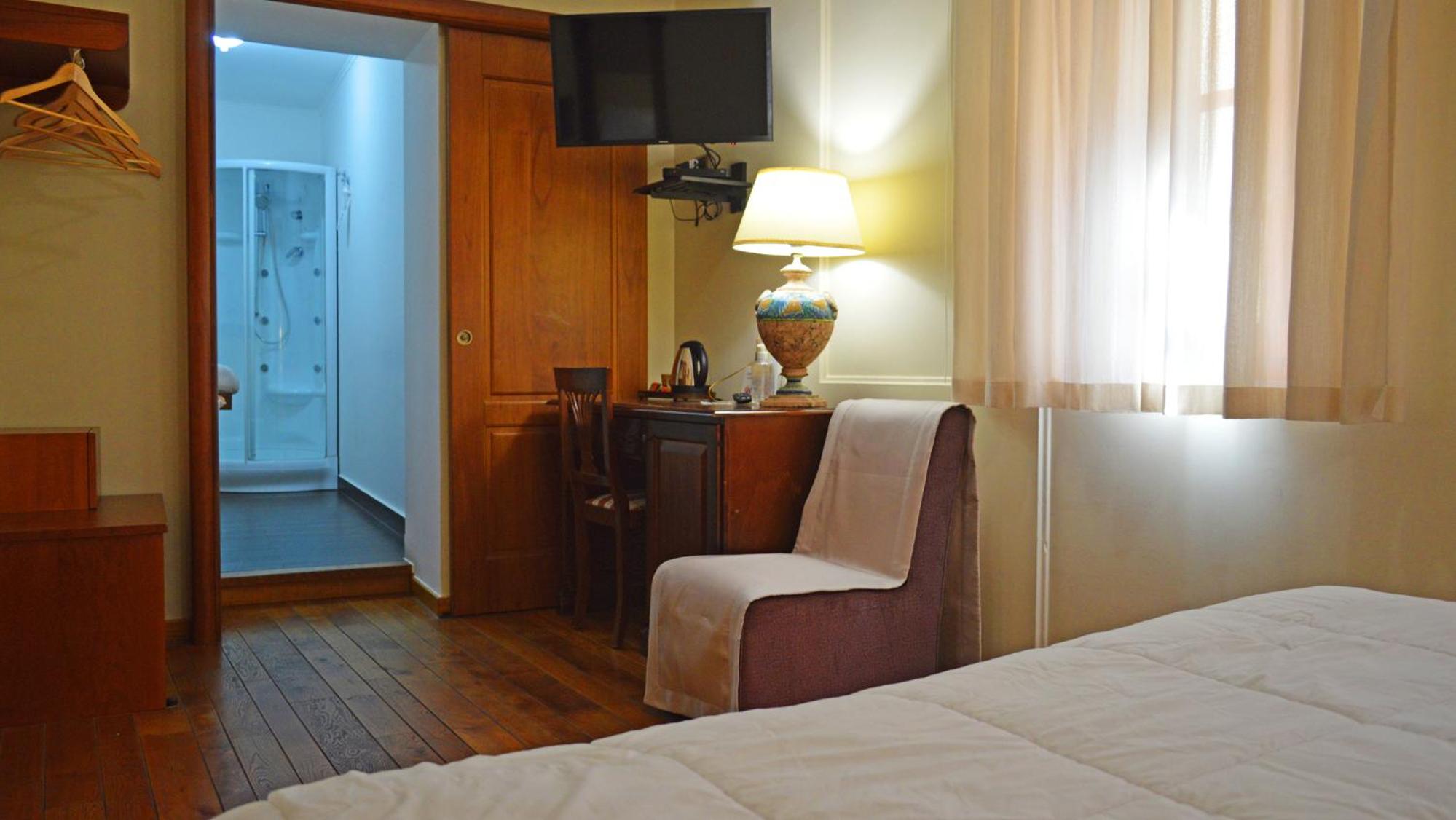 Standard Double or Twin Room - Photo 3