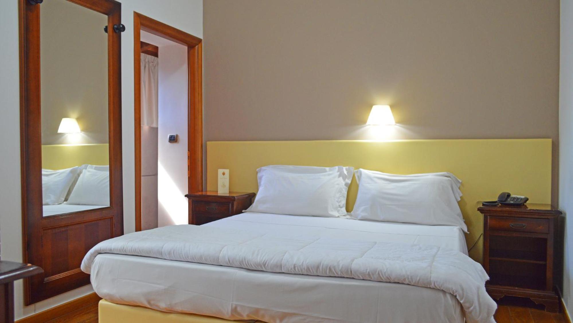 Standard Double or Twin Room - Photo 6