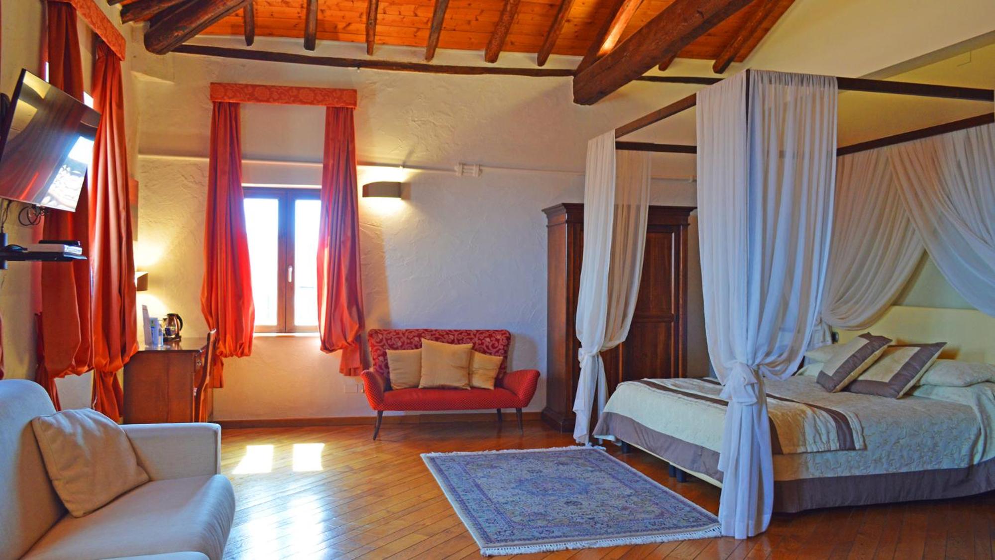 King Suite with Spa Bath - Photo 5