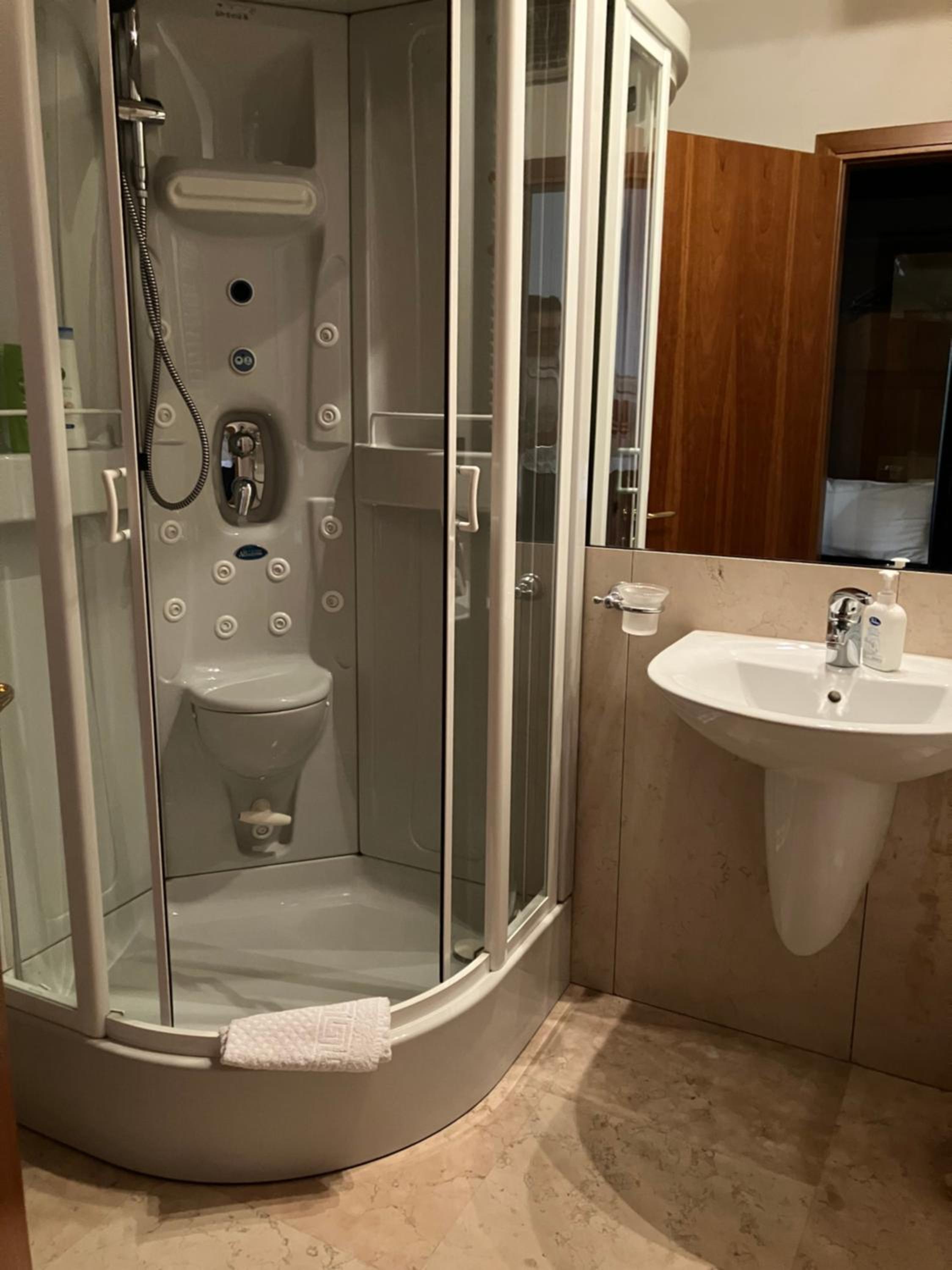 Double Room with Balcony - Photo 4