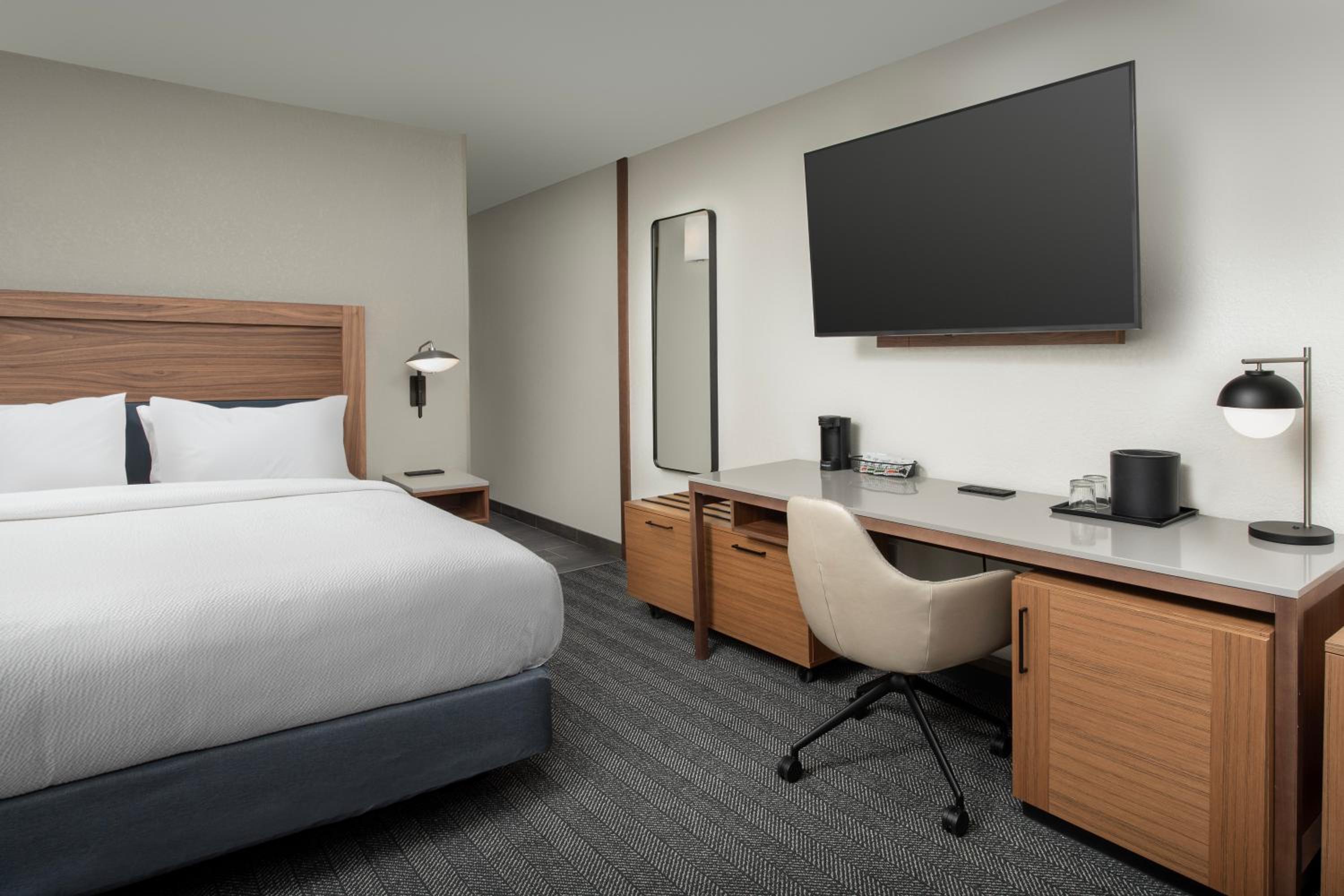 Queen Room with Two Queen Beds - Photo 11