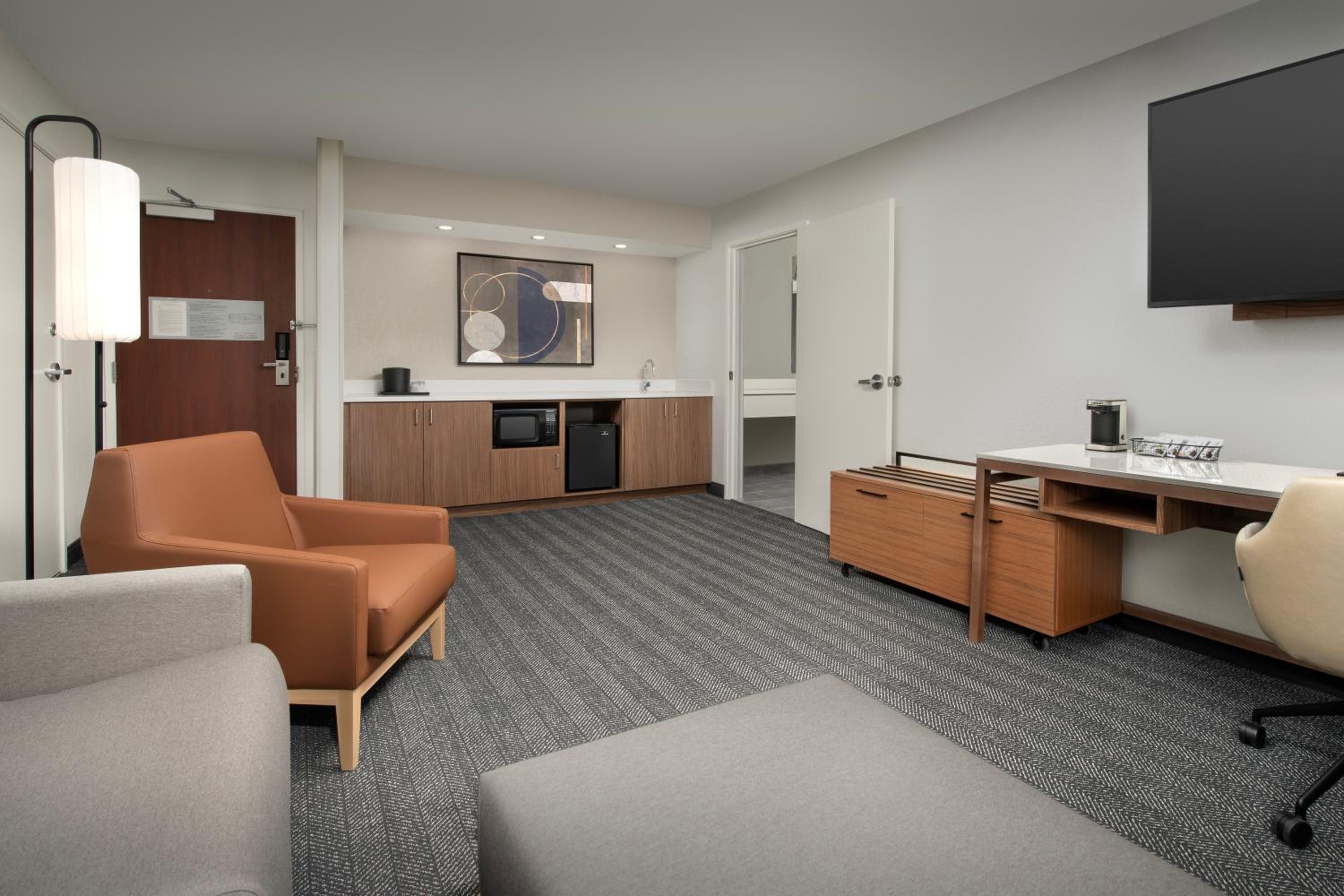 King Room with Sofa Bed - Non-Smoking - Photo 4