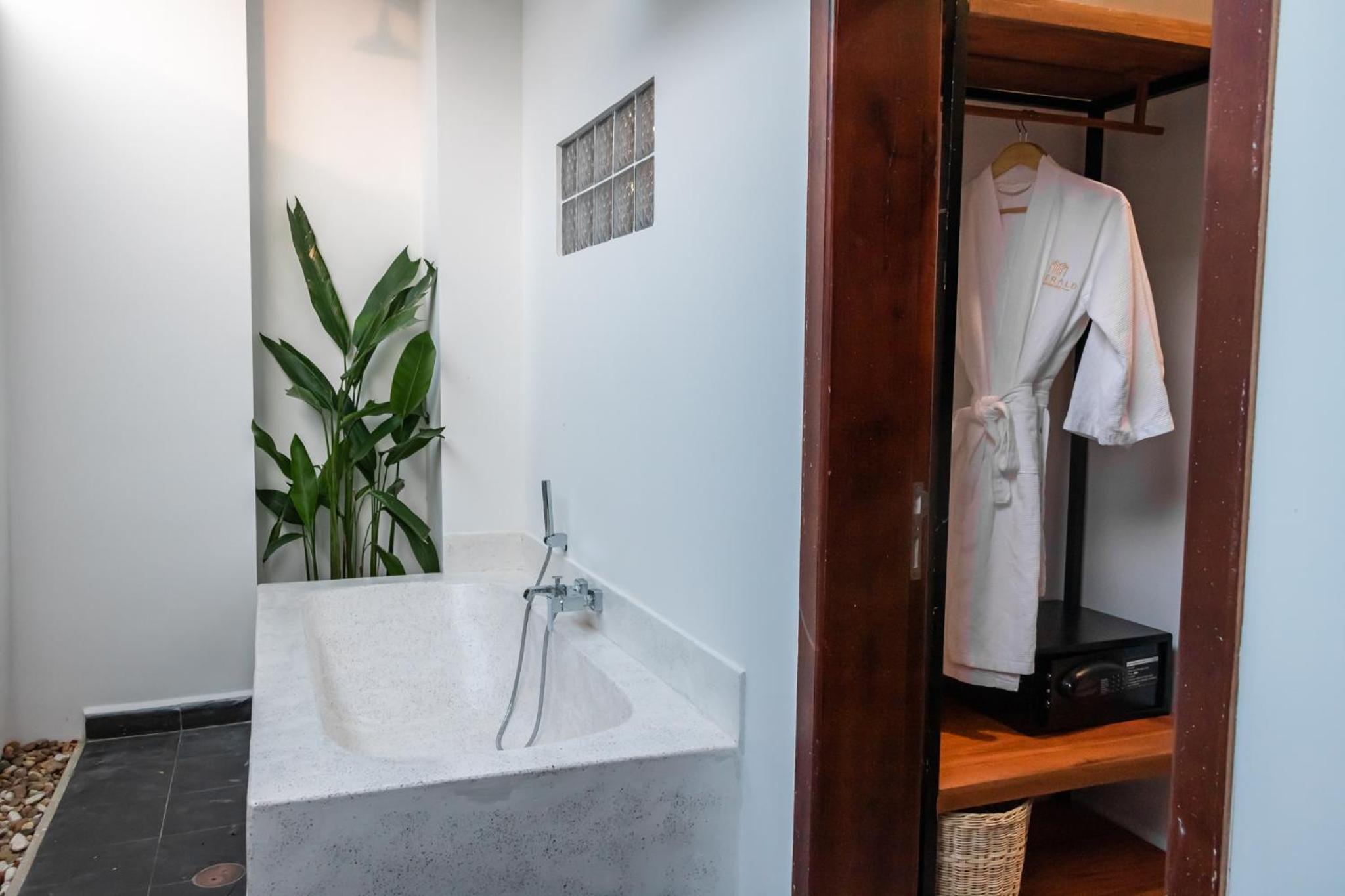 Deluxe Twin Room - Photo 9