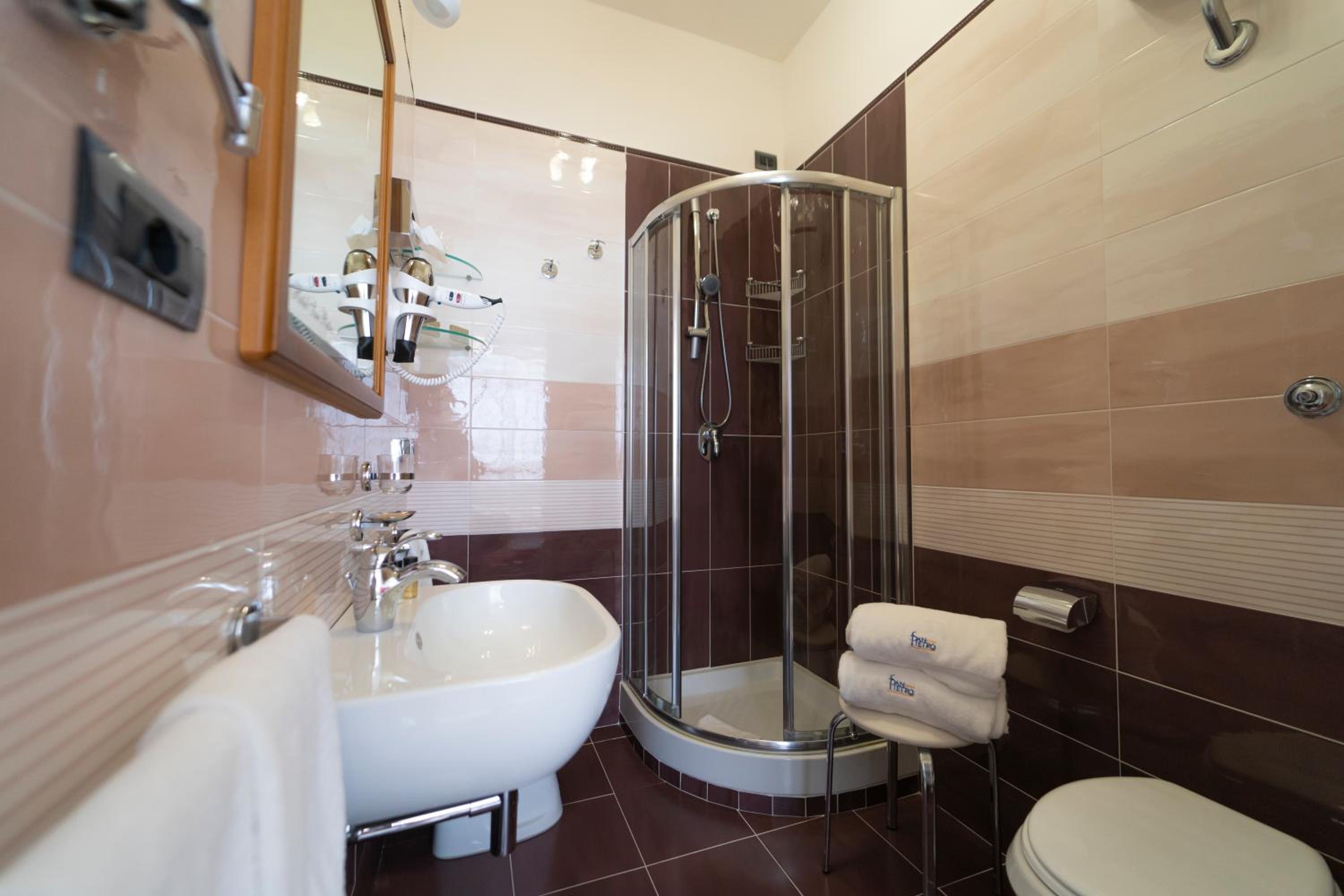 Double Room - Photo 8