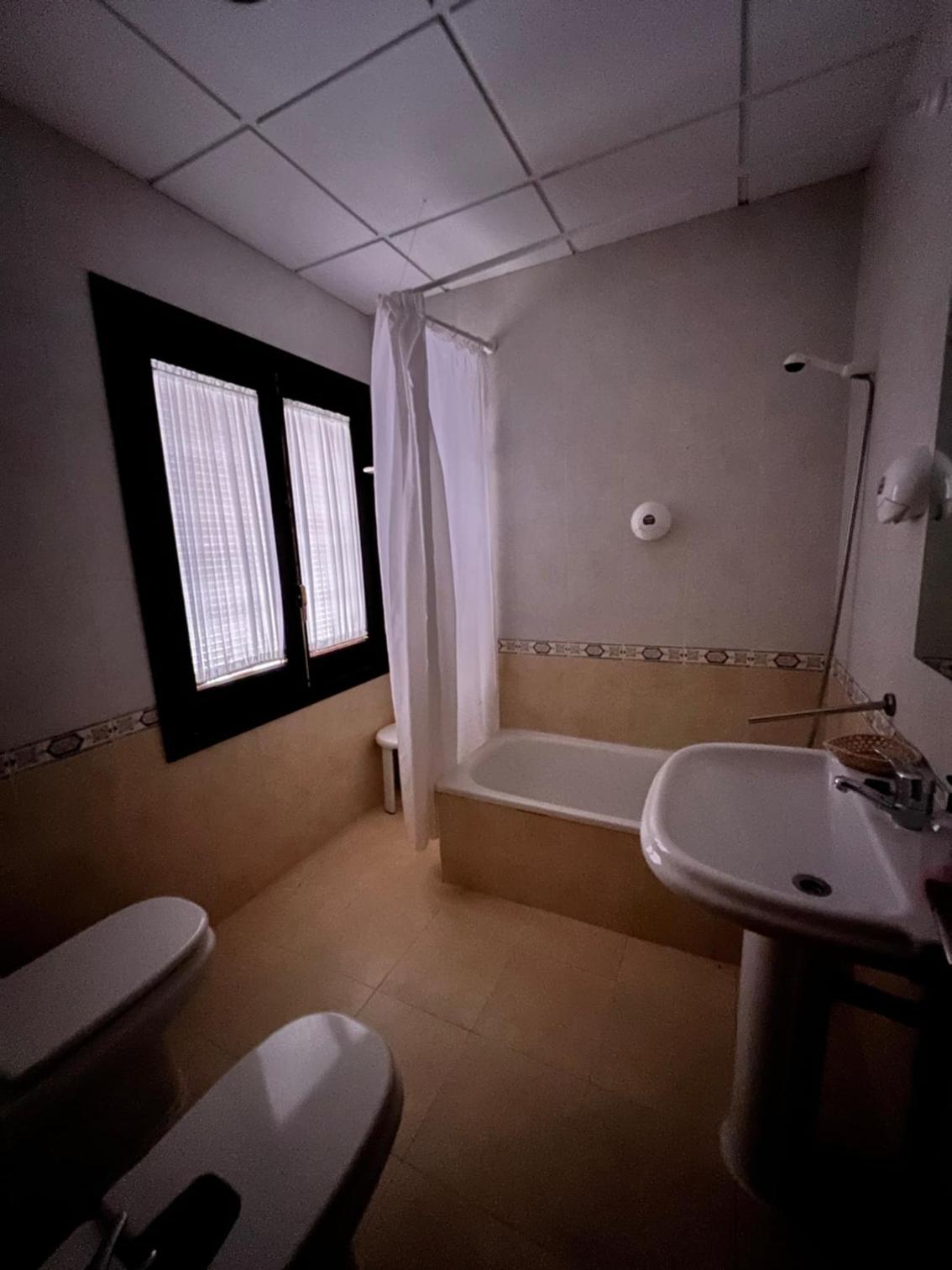 Habitación triple con baño
