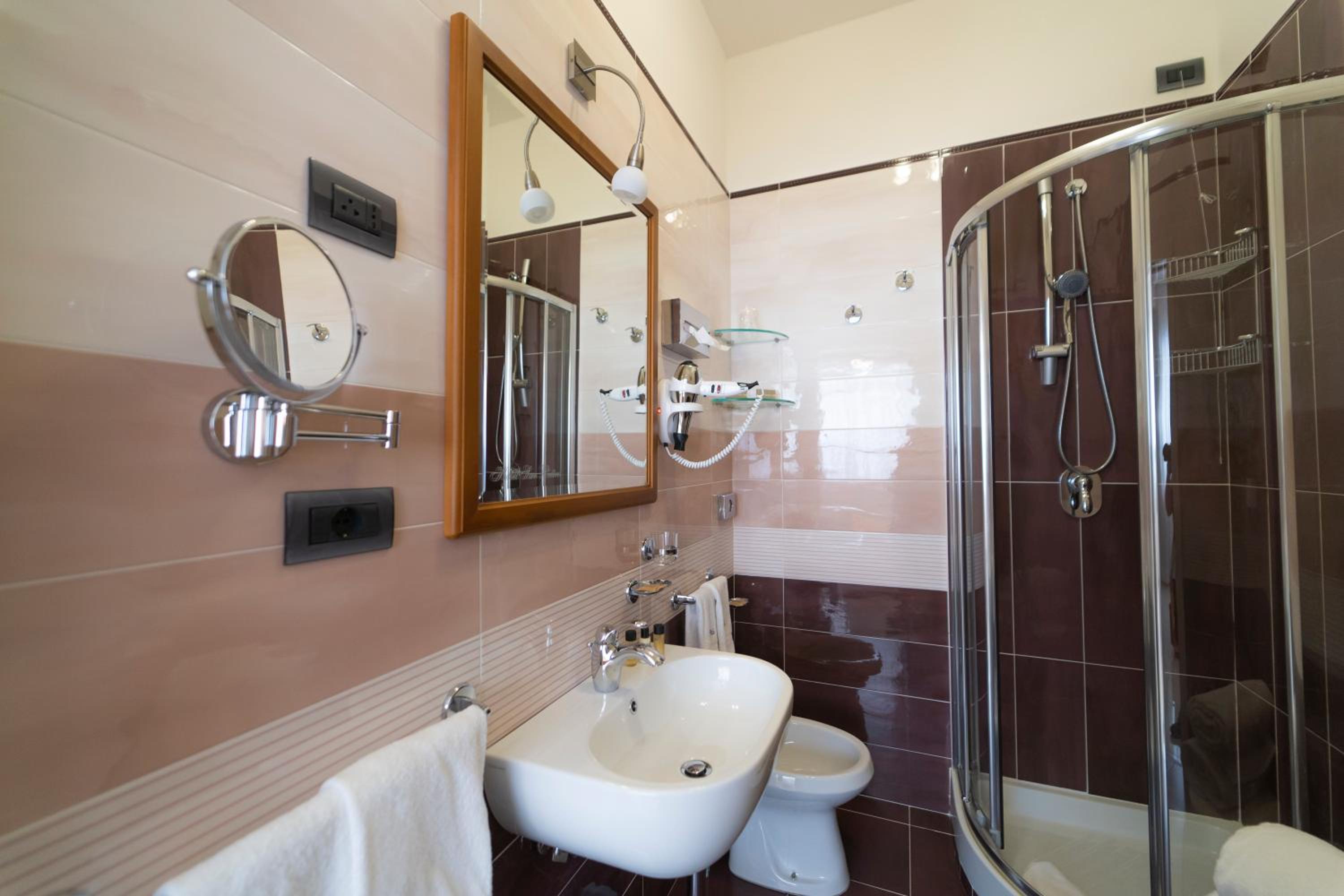 Double Room - Photo 9