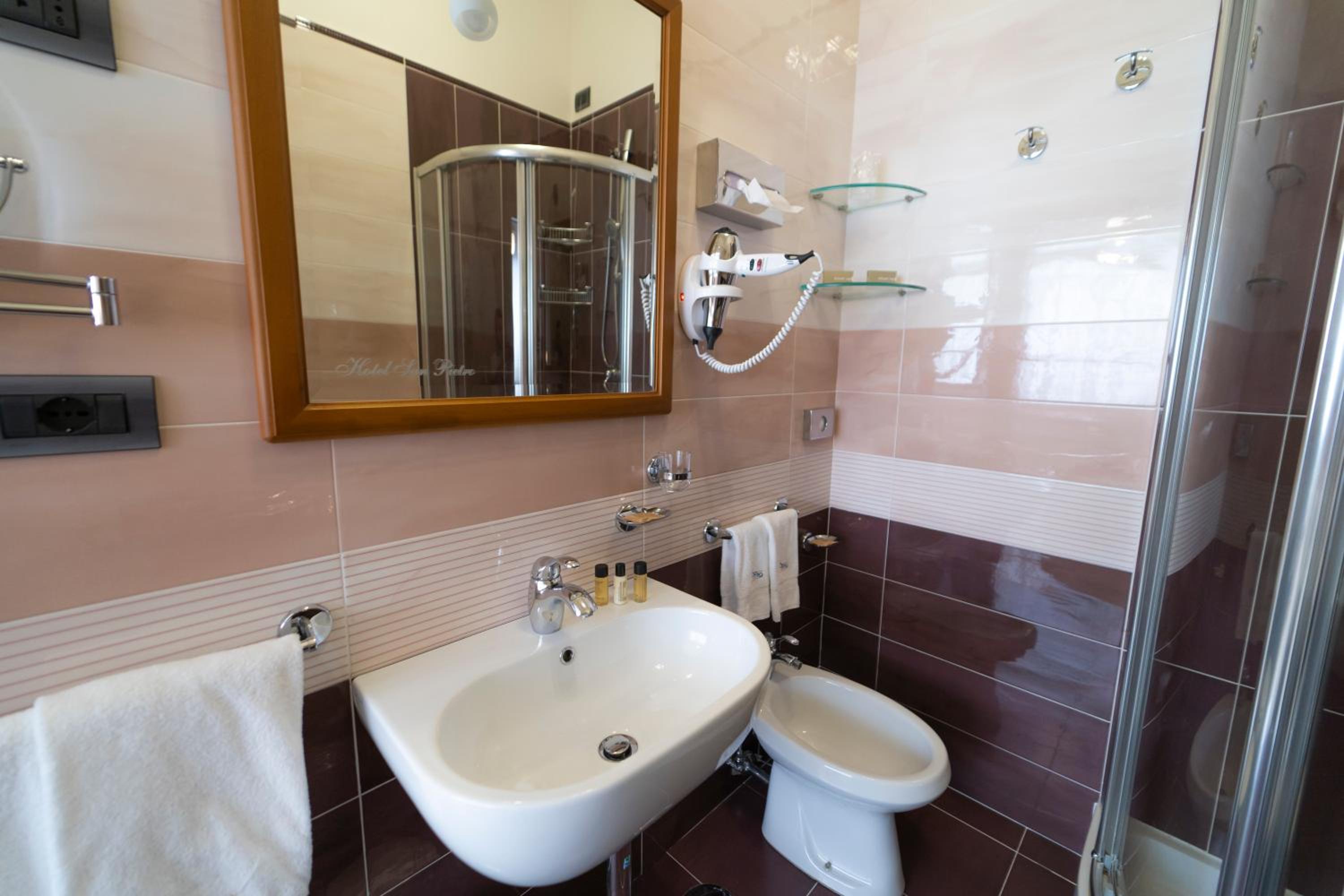 Double Room - Photo 10