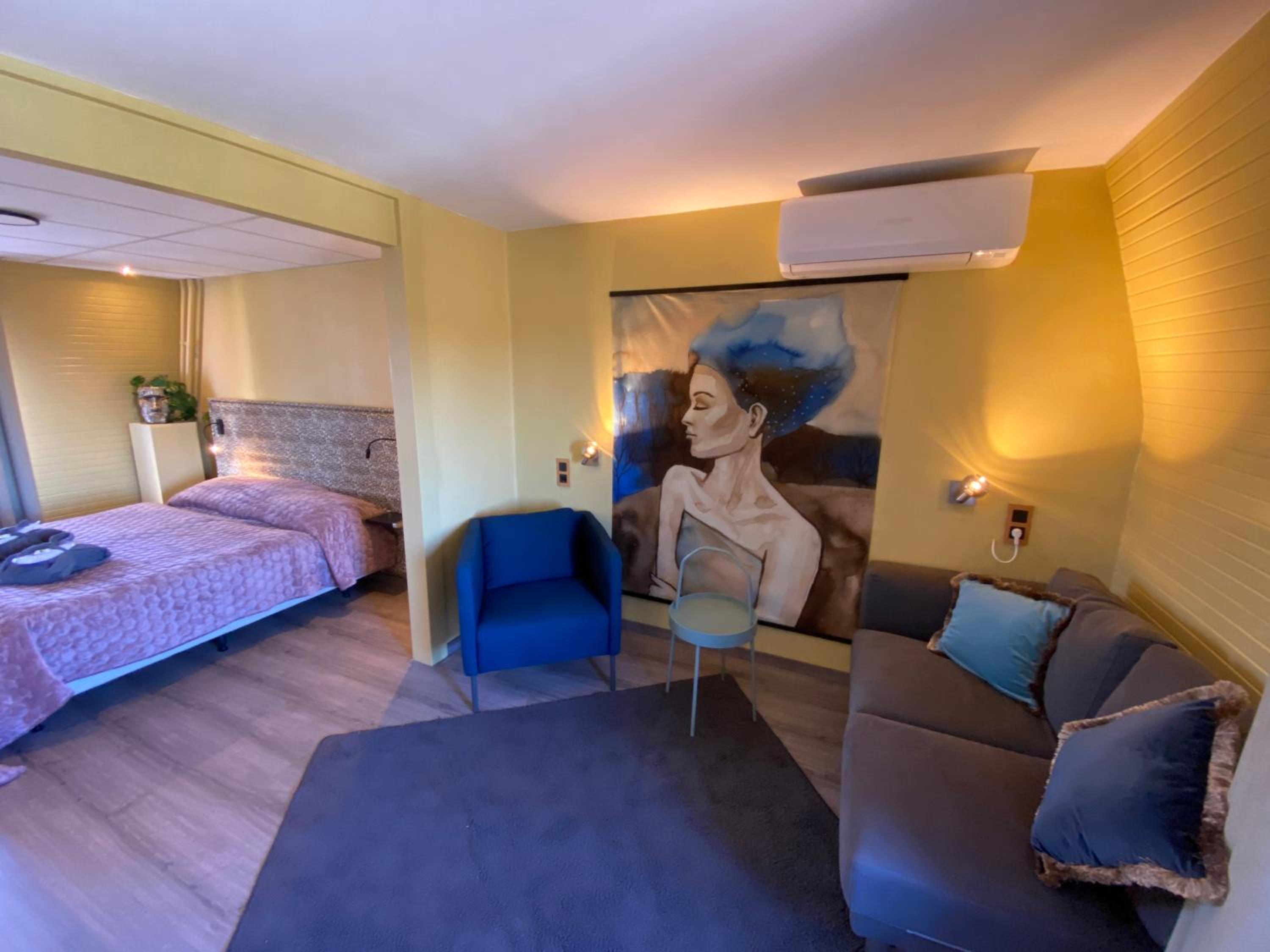 Double or Twin Room with Private Bathroom photo 3