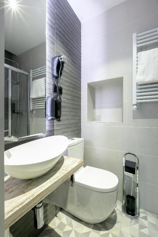 Superior Double Room with City View - Photo 12