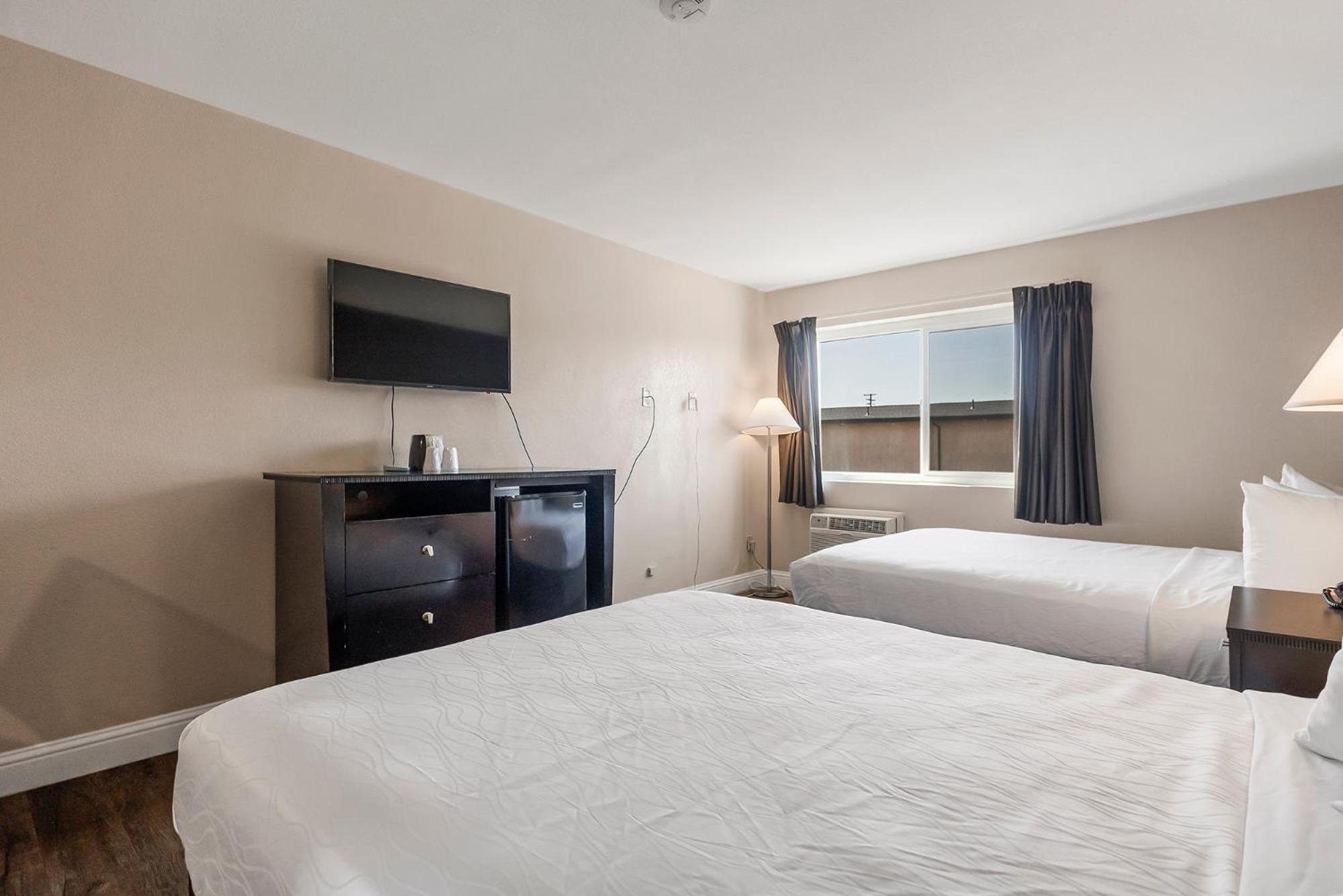Double Room with Two Double Beds - Photo 10