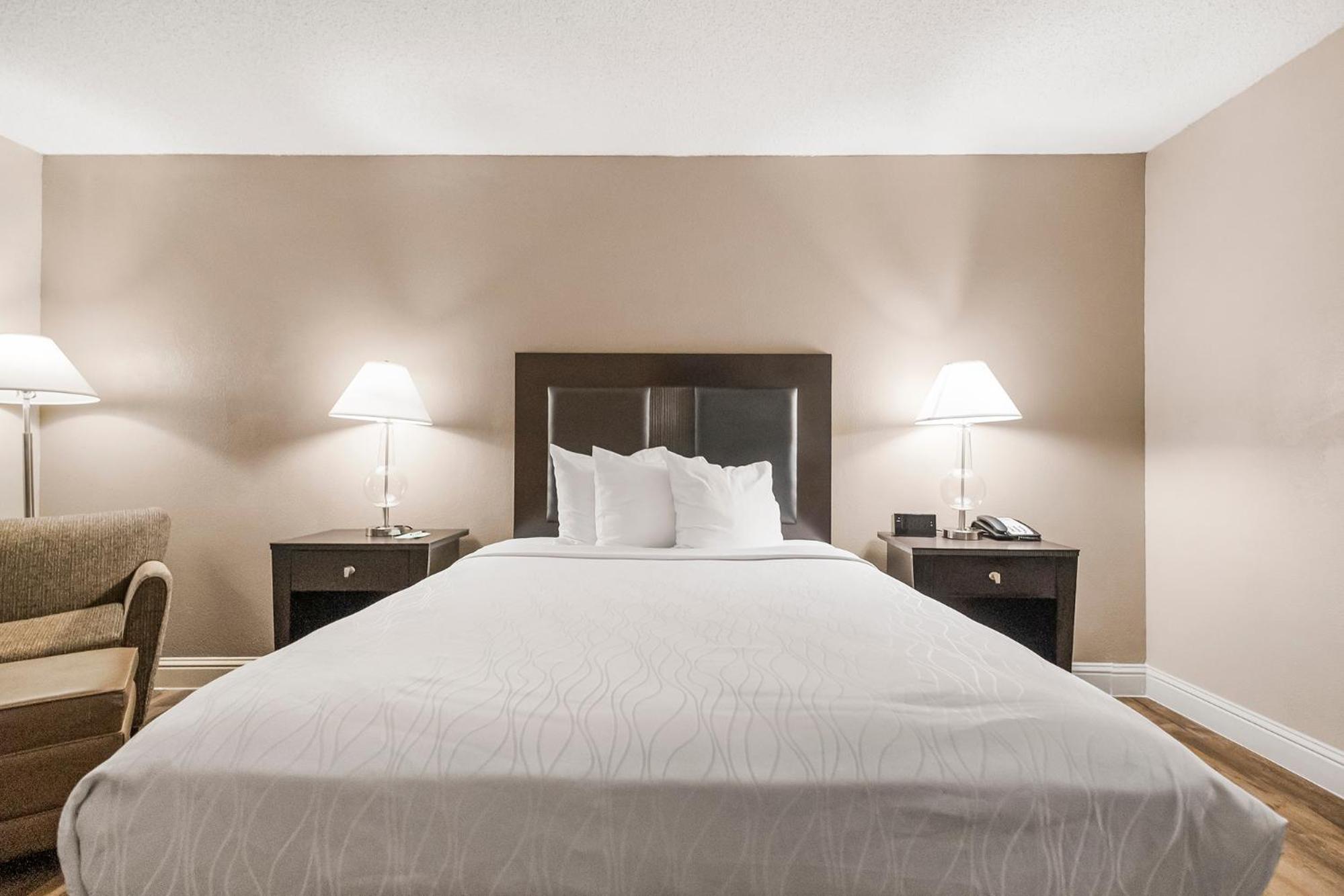Queen Room - Photo 10