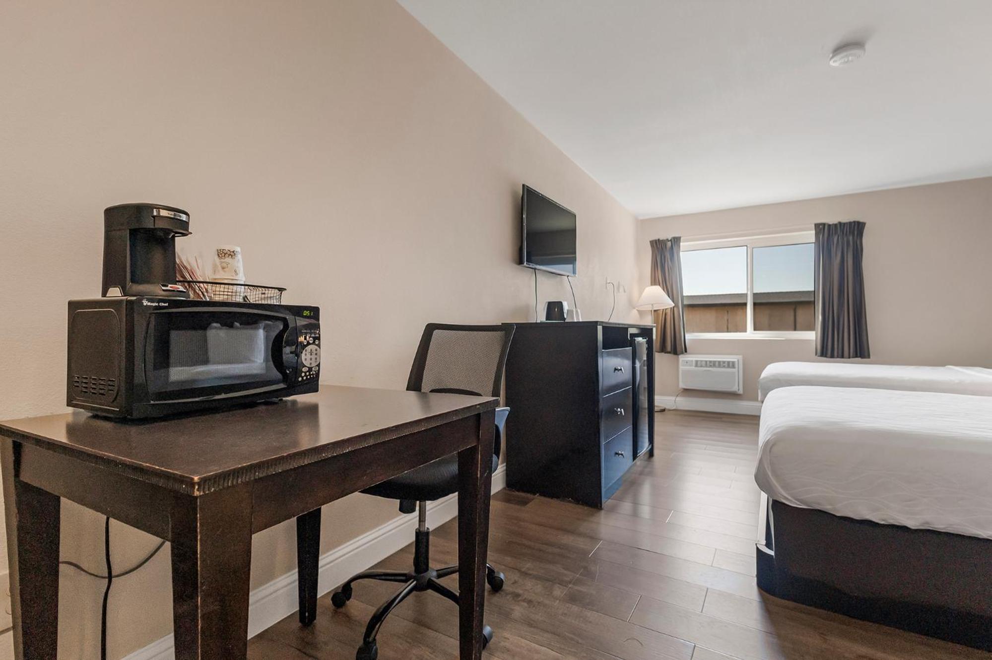 Double Room with Two Double Beds - Photo 9
