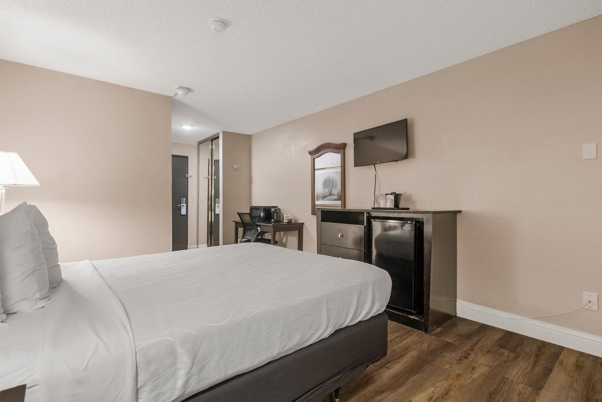 Queen Room - Photo 11