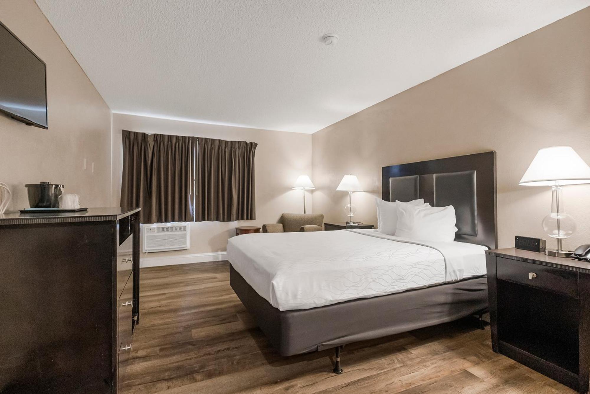 Queen Room - Photo 13