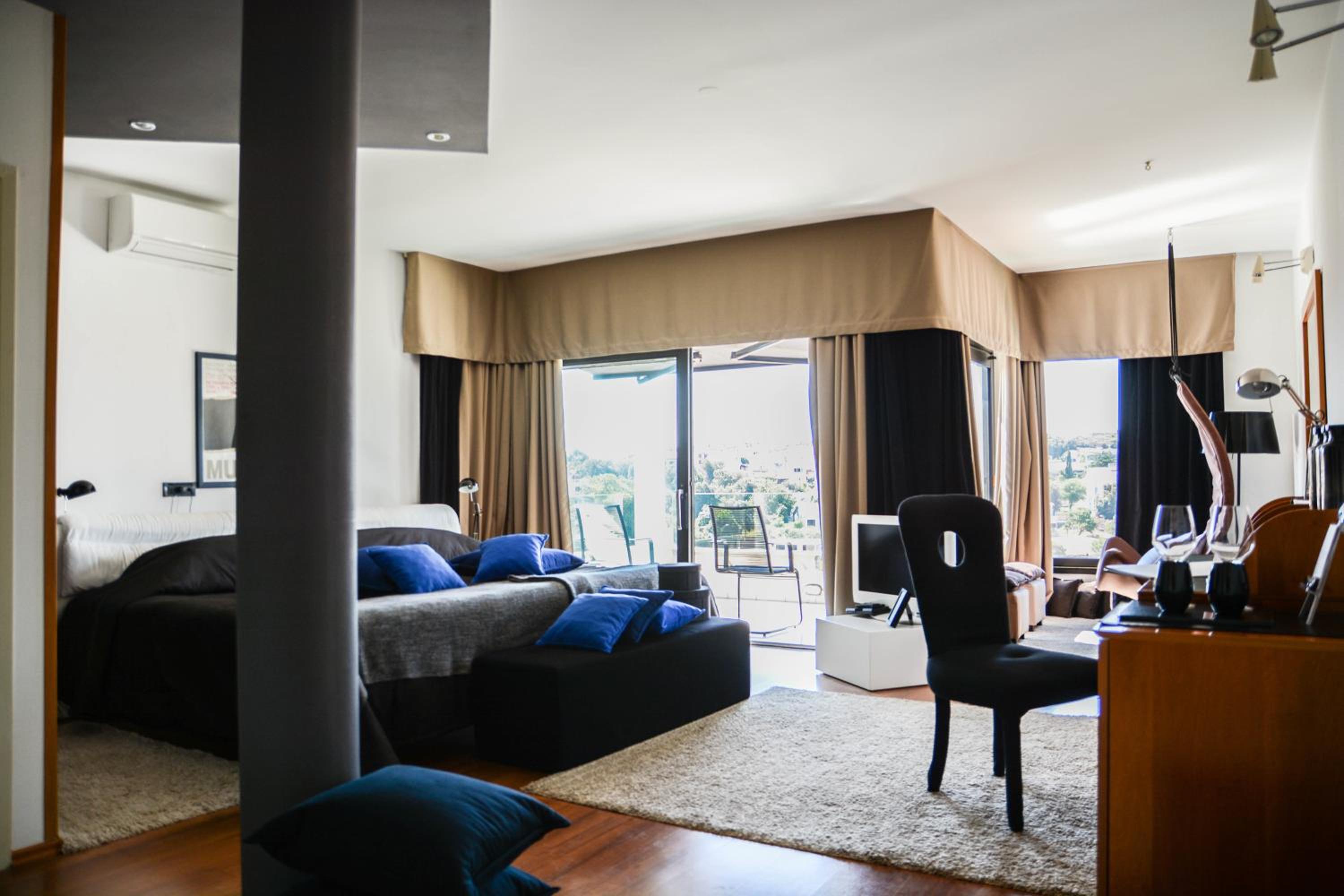 Deluxe Suite with Sea View - Photo 3