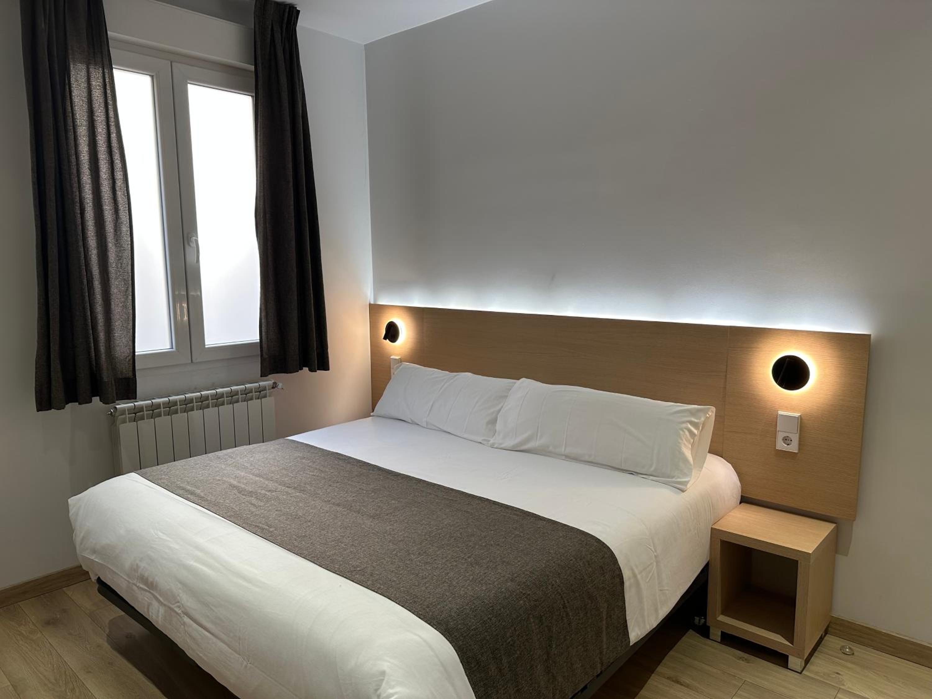 Superior Double Room with City View - Photo 10