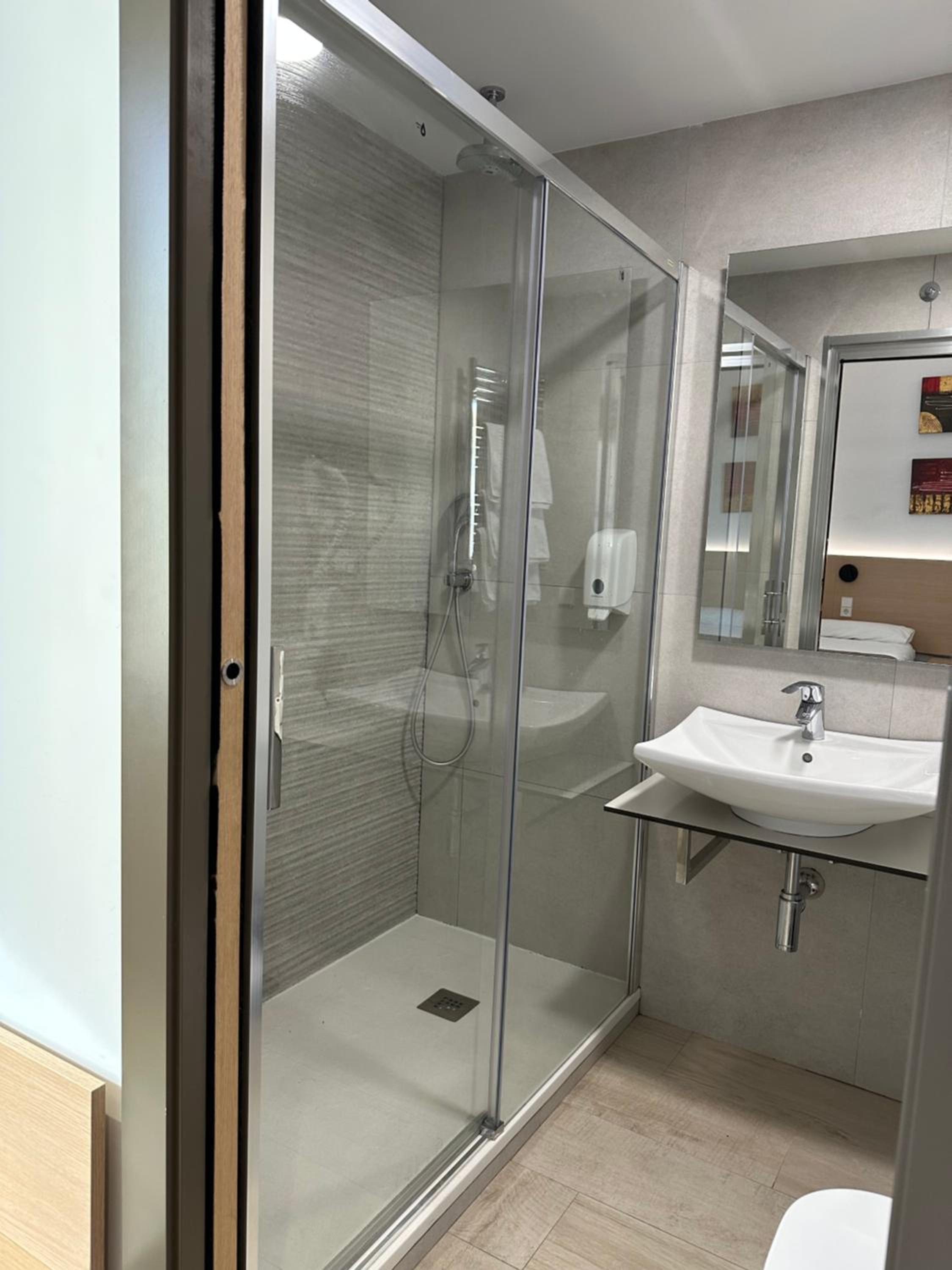 Superior Double Room with City View - Photo 3