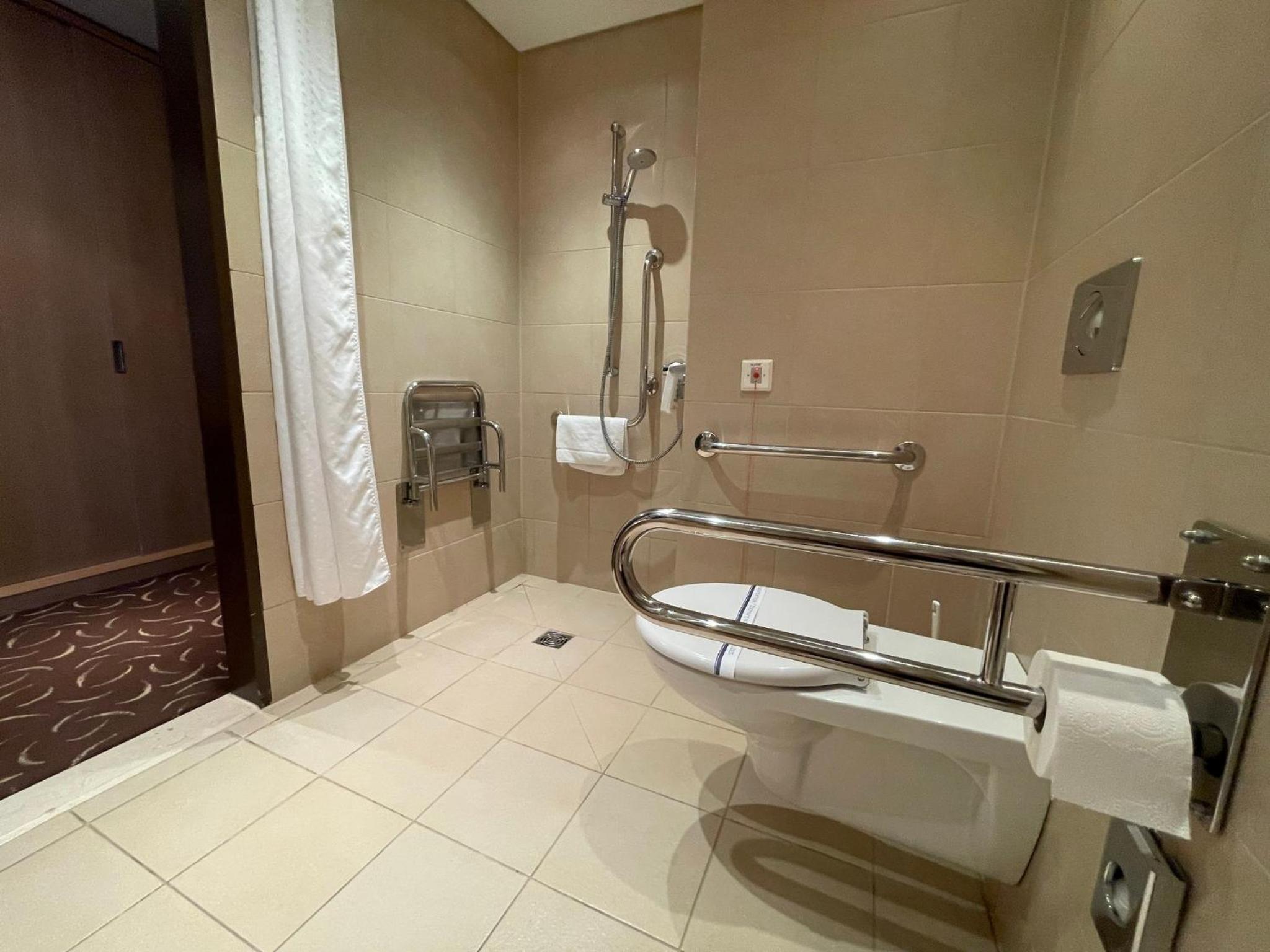 King Room with Mobility Accessible Roll-In Shower - Photo 6