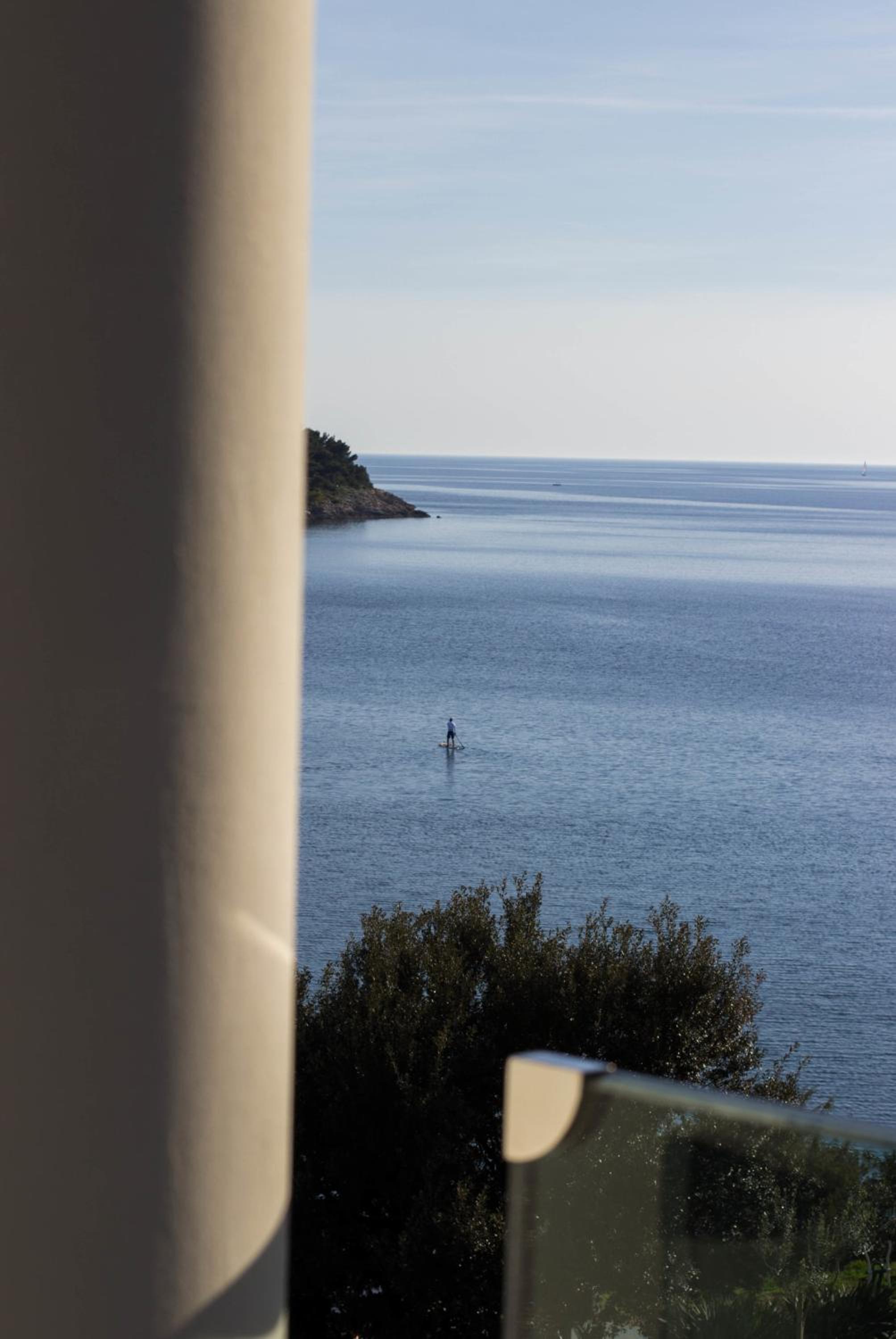 Deluxe Suite with Sea View - Photo 6