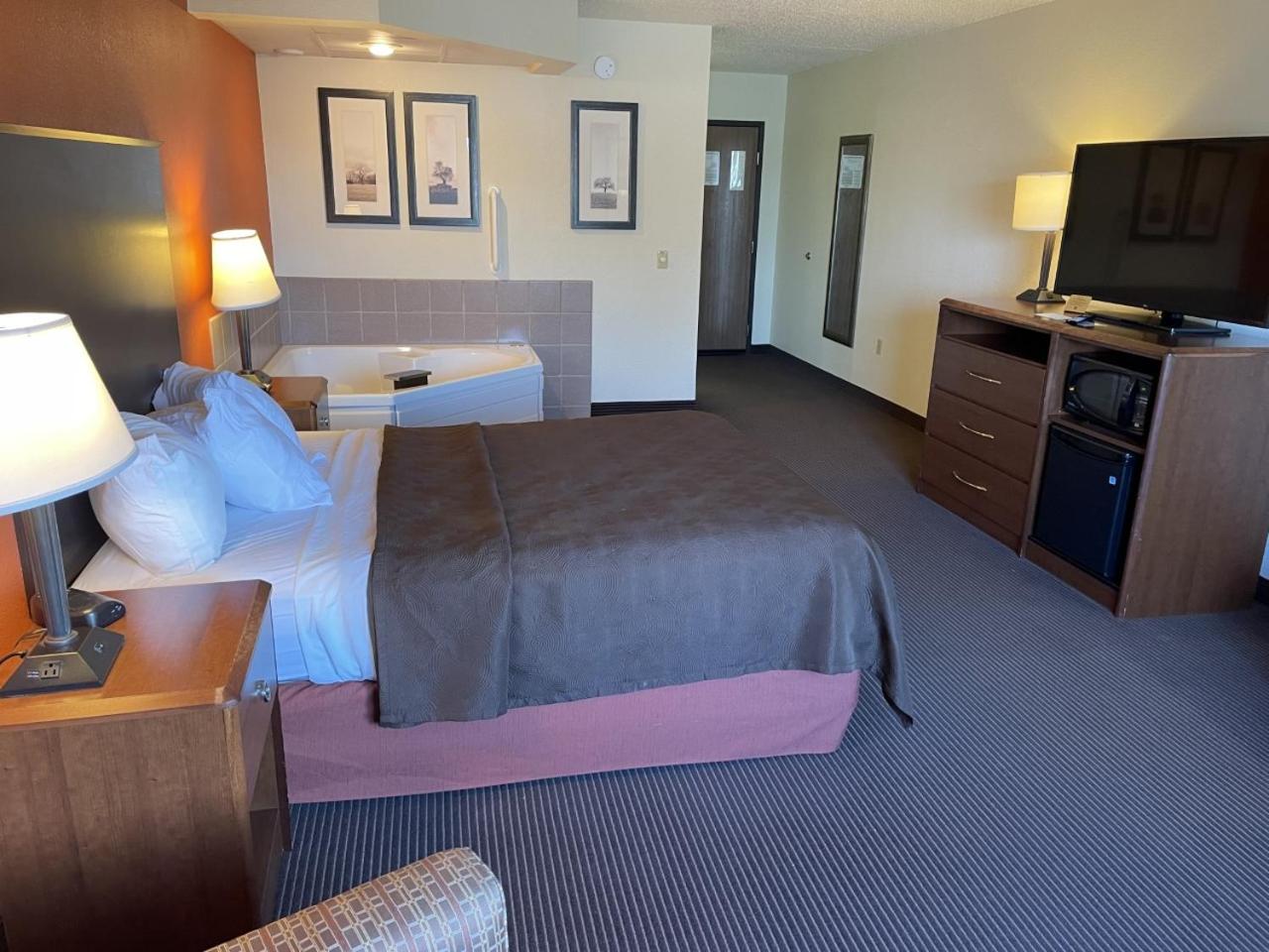 1 Queen Bed, Studio Suite, Non-Smoking  photo 1