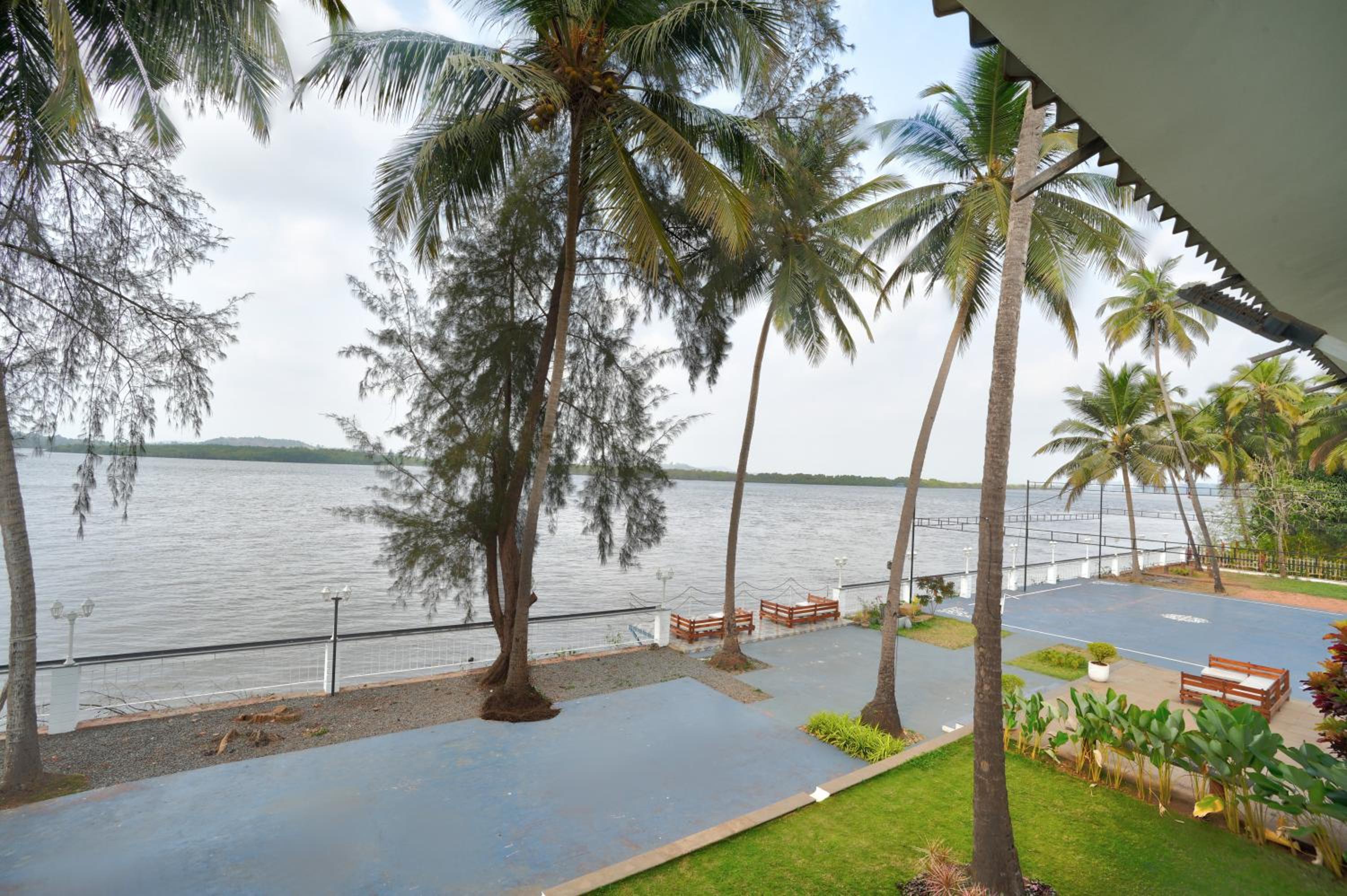 Superior Room with River View - Photo 20