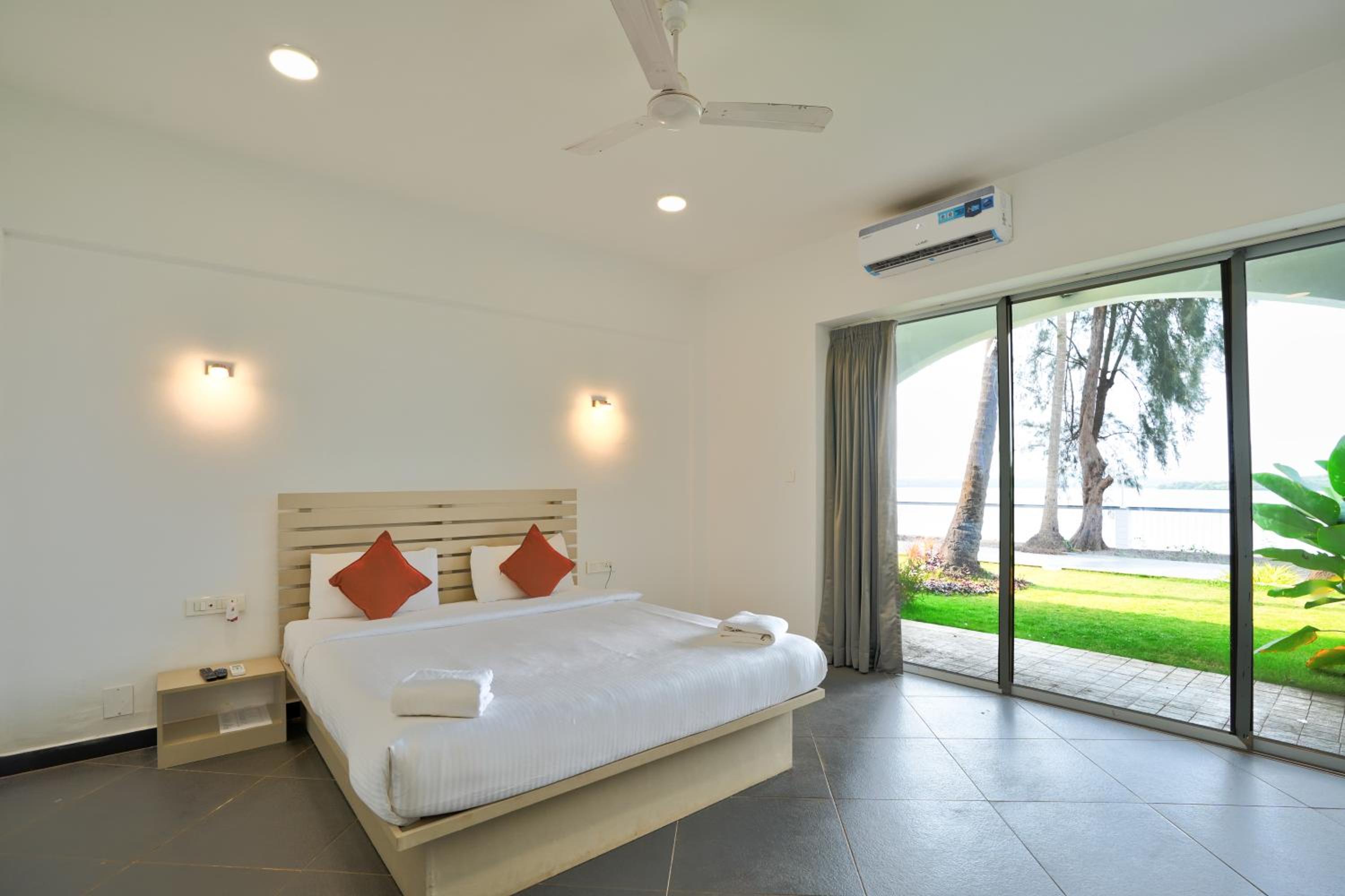King Room with Garden View - Photo 8