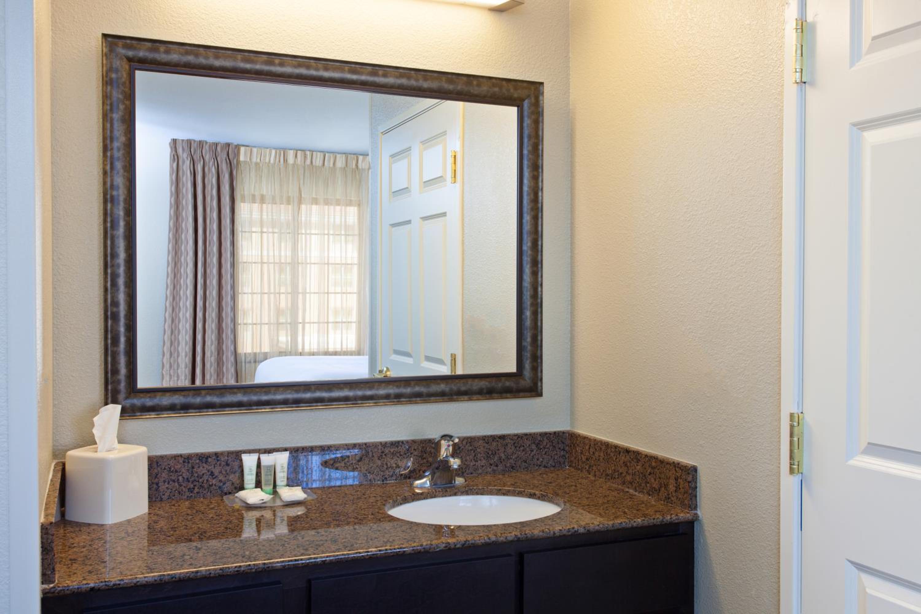 Queen Studio Suite - Photo 8